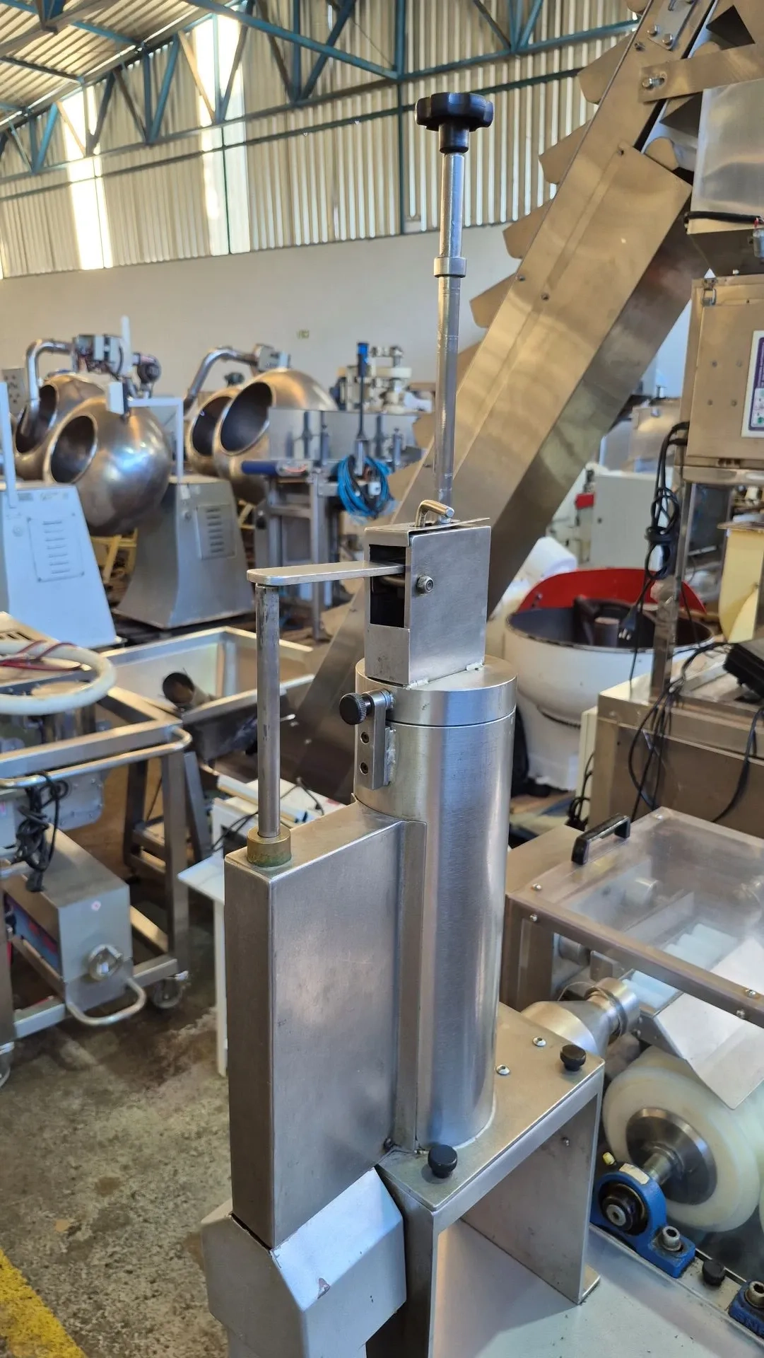 boleadora-modeladora-de-massas-e-doces-macicos-marca-limaq