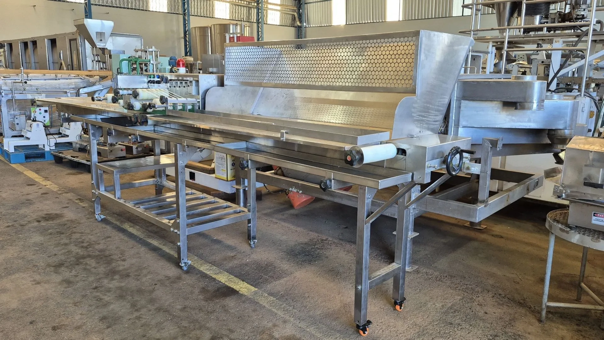 cortadora-e-recheadora-de-pao-de-alho-baguete-e-bolinha-marca-maquinas-dom