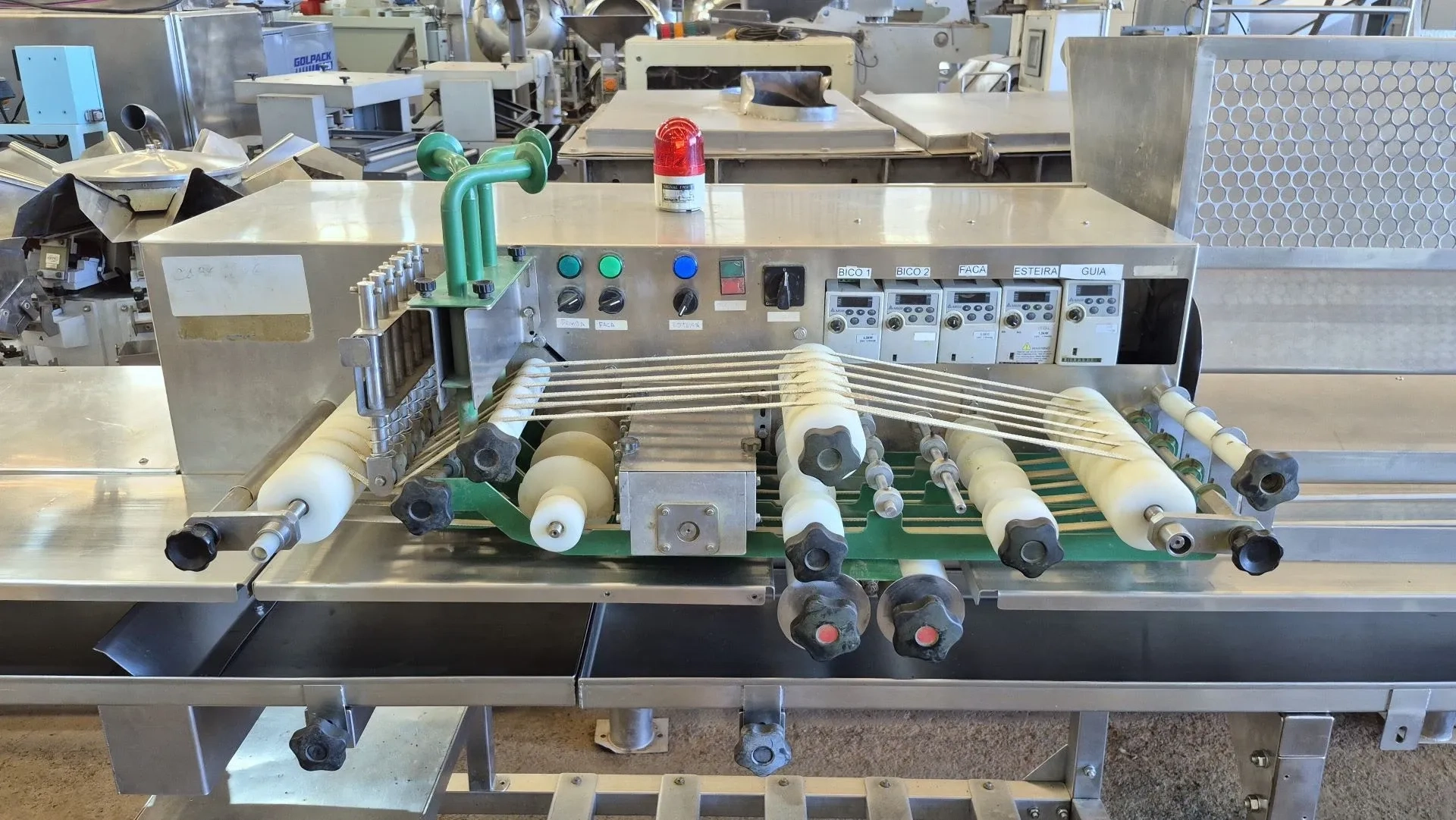 cortadora-e-recheadora-de-pao-de-alho-baguete-e-bolinha-marca-maquinas-dom