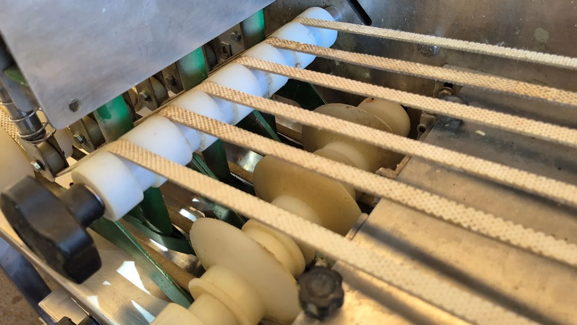 cortadora-e-recheadora-de-pao-de-alho-baguete-e-bolinha-marca-maquinas-dom