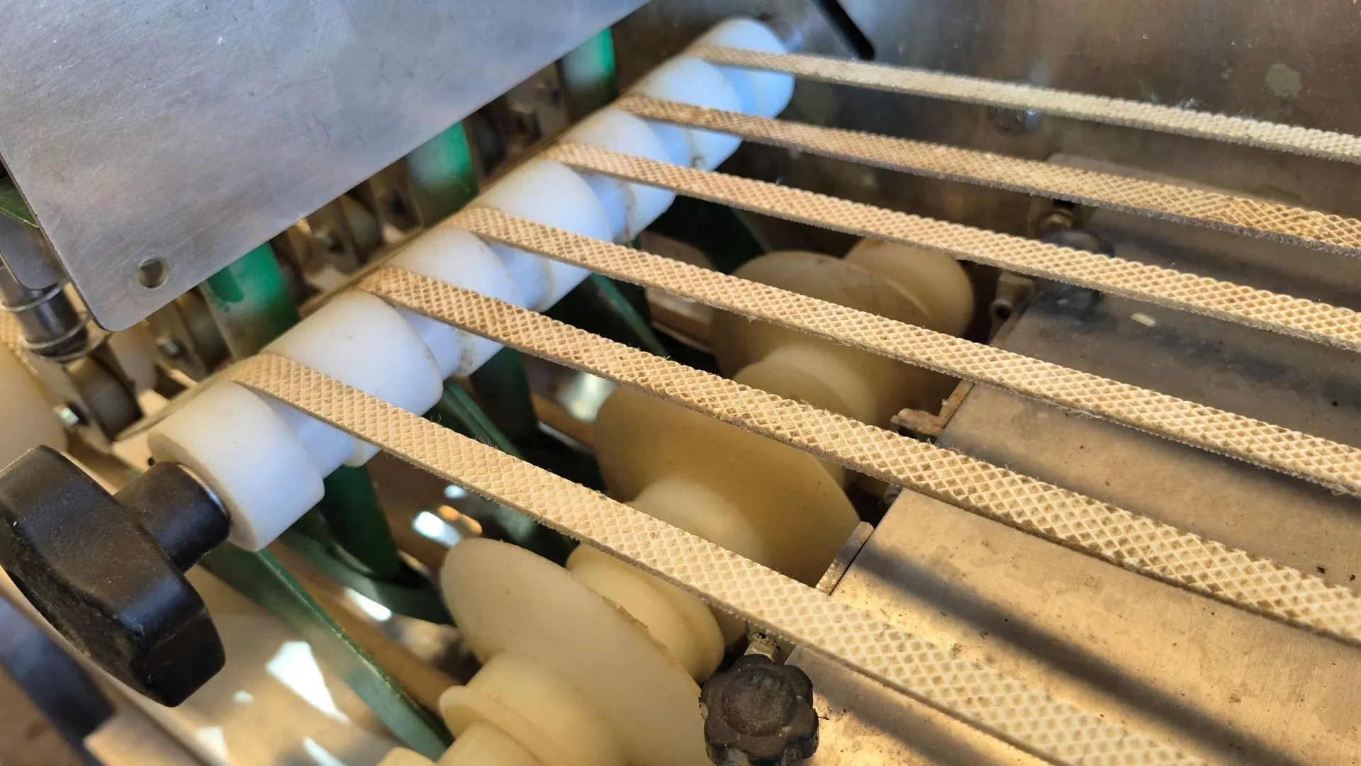 cortadora-e-recheadora-de-pao-de-alho-baguete-e-bolinha-marca-maquinas-dom