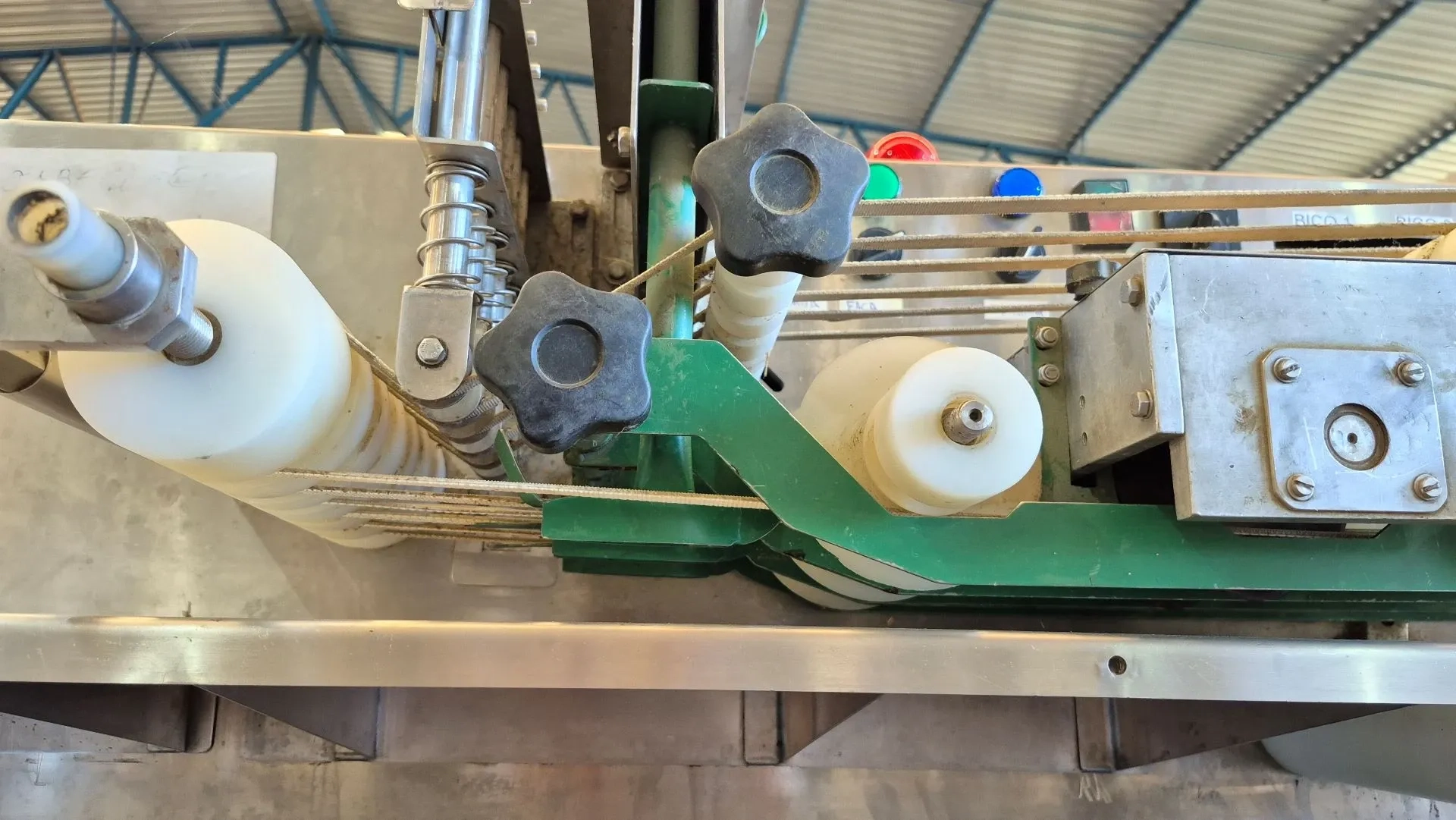 cortadora-e-recheadora-de-pao-de-alho-baguete-e-bolinha-marca-maquinas-dom