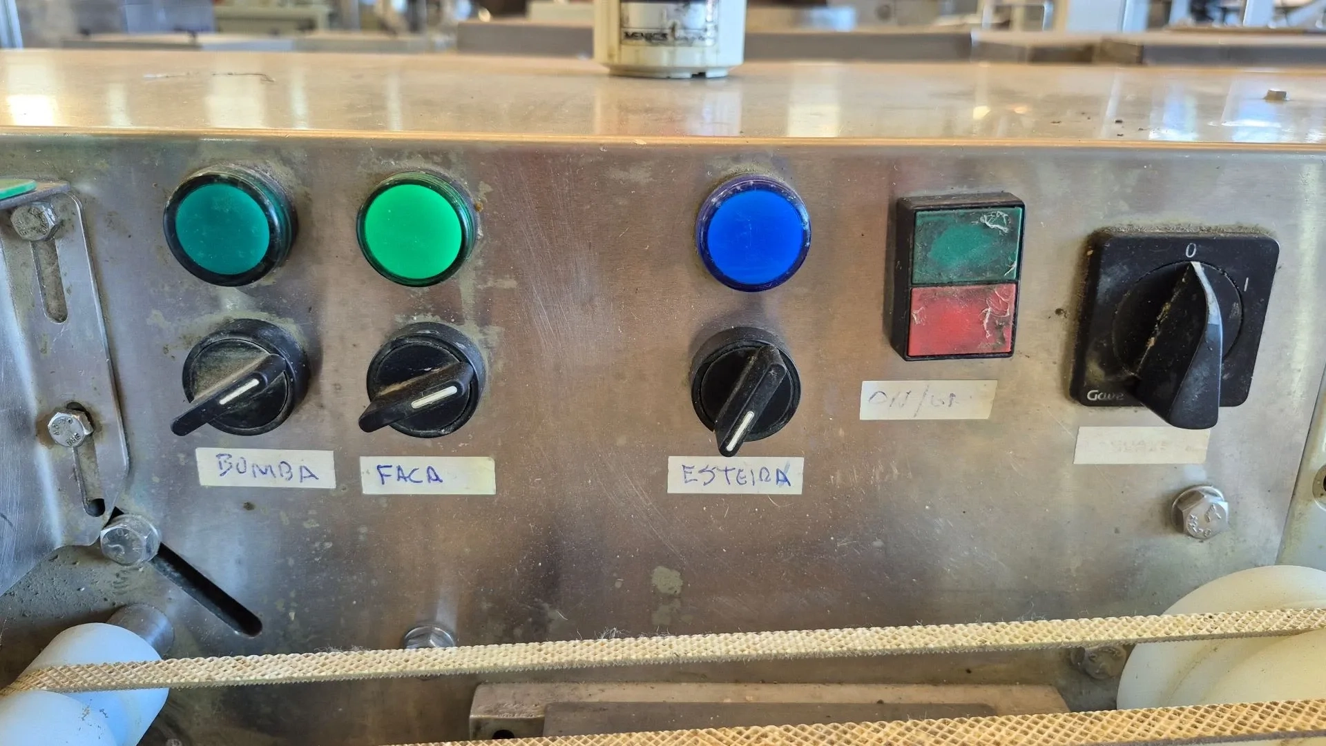 cortadora-e-recheadora-de-pao-de-alho-baguete-e-bolinha-marca-maquinas-dom