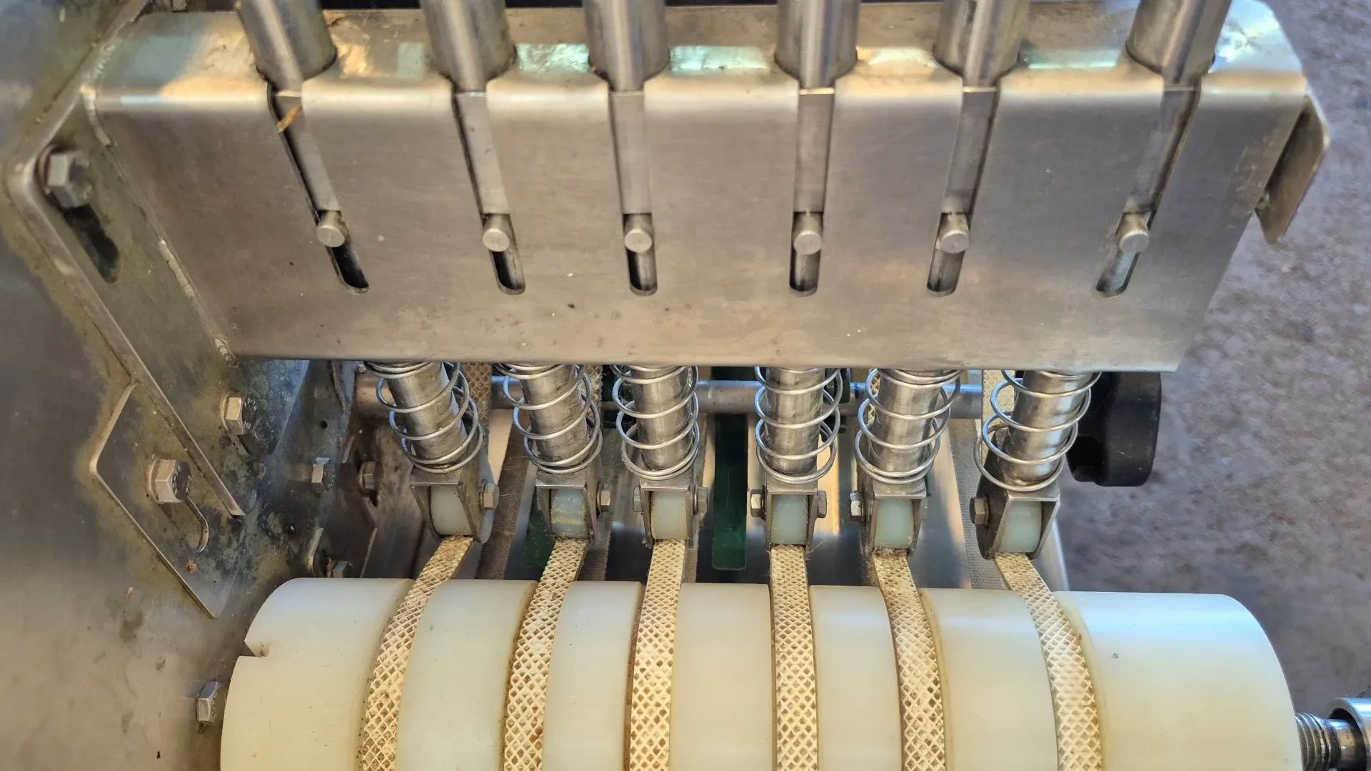 cortadora-e-recheadora-de-pao-de-alho-baguete-e-bolinha-marca-maquinas-dom