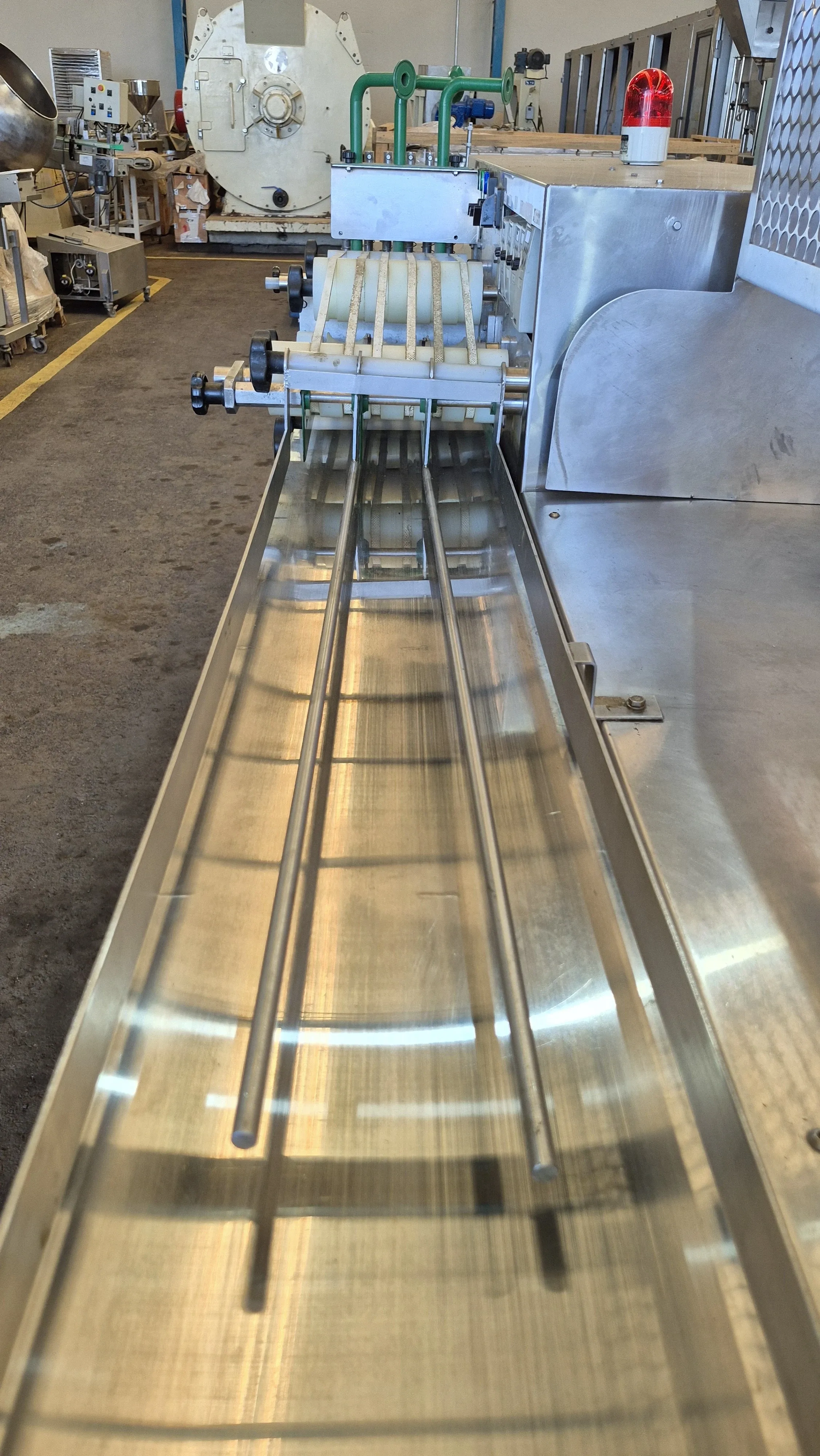 cortadora-e-recheadora-de-pao-de-alho-baguete-e-bolinha-marca-maquinas-dom