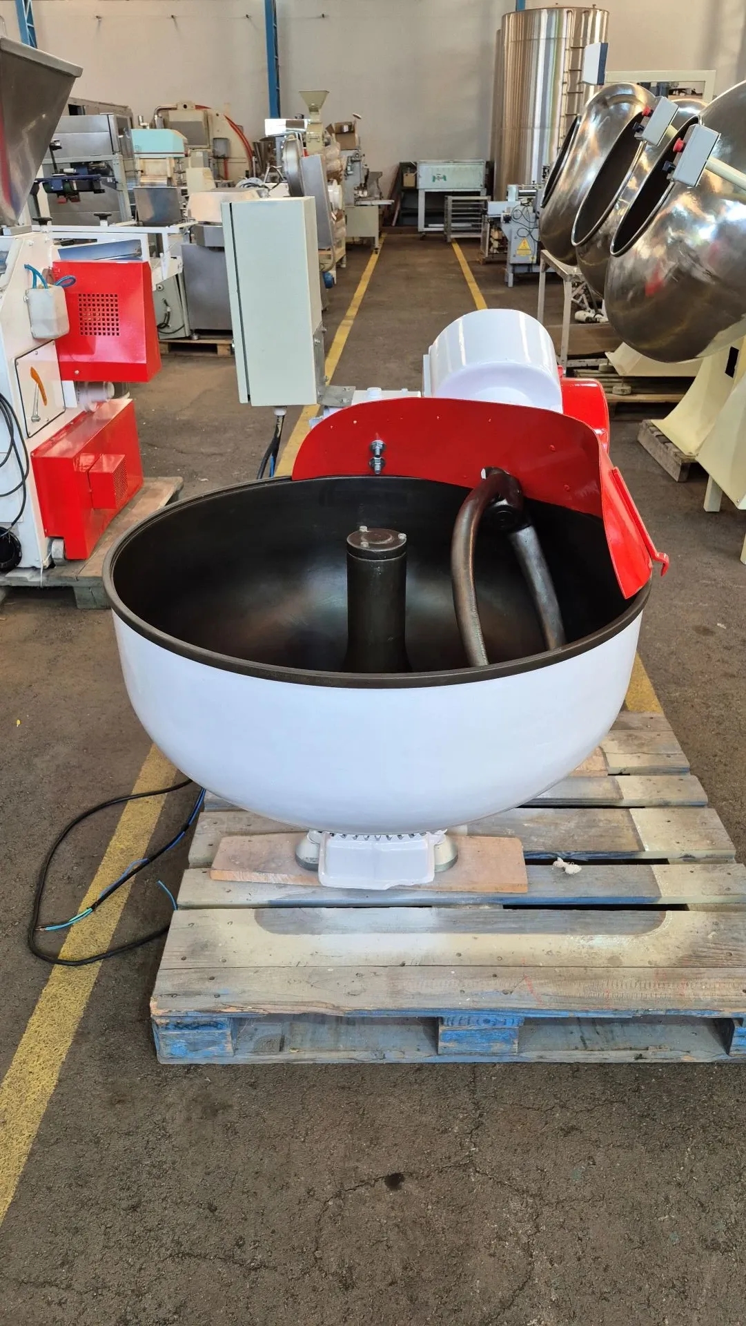 amassadeira-em-aco-carbono-com-batedor-tipo-gancho-capacidade-aproximada-100-litros