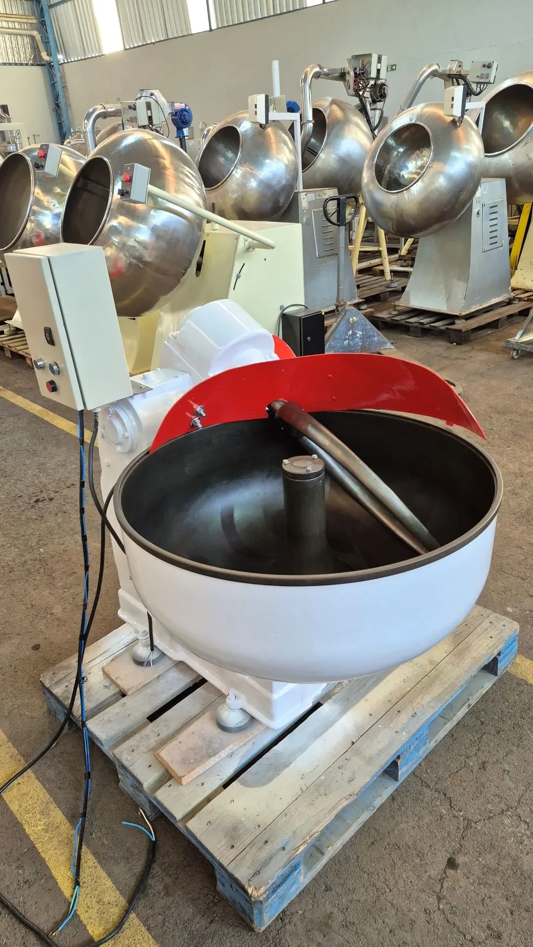 amassadeira-em-aco-carbono-com-batedor-tipo-gancho-capacidade-aproximada-100-litros