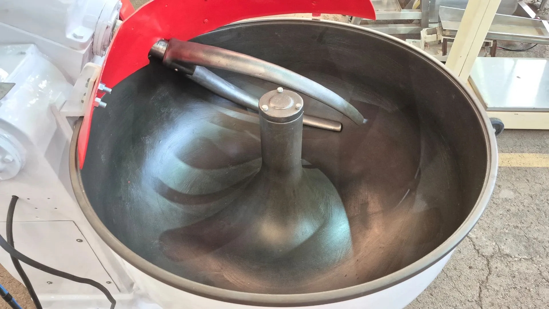 amassadeira-em-aco-carbono-com-batedor-tipo-gancho-capacidade-aproximada-100-litros