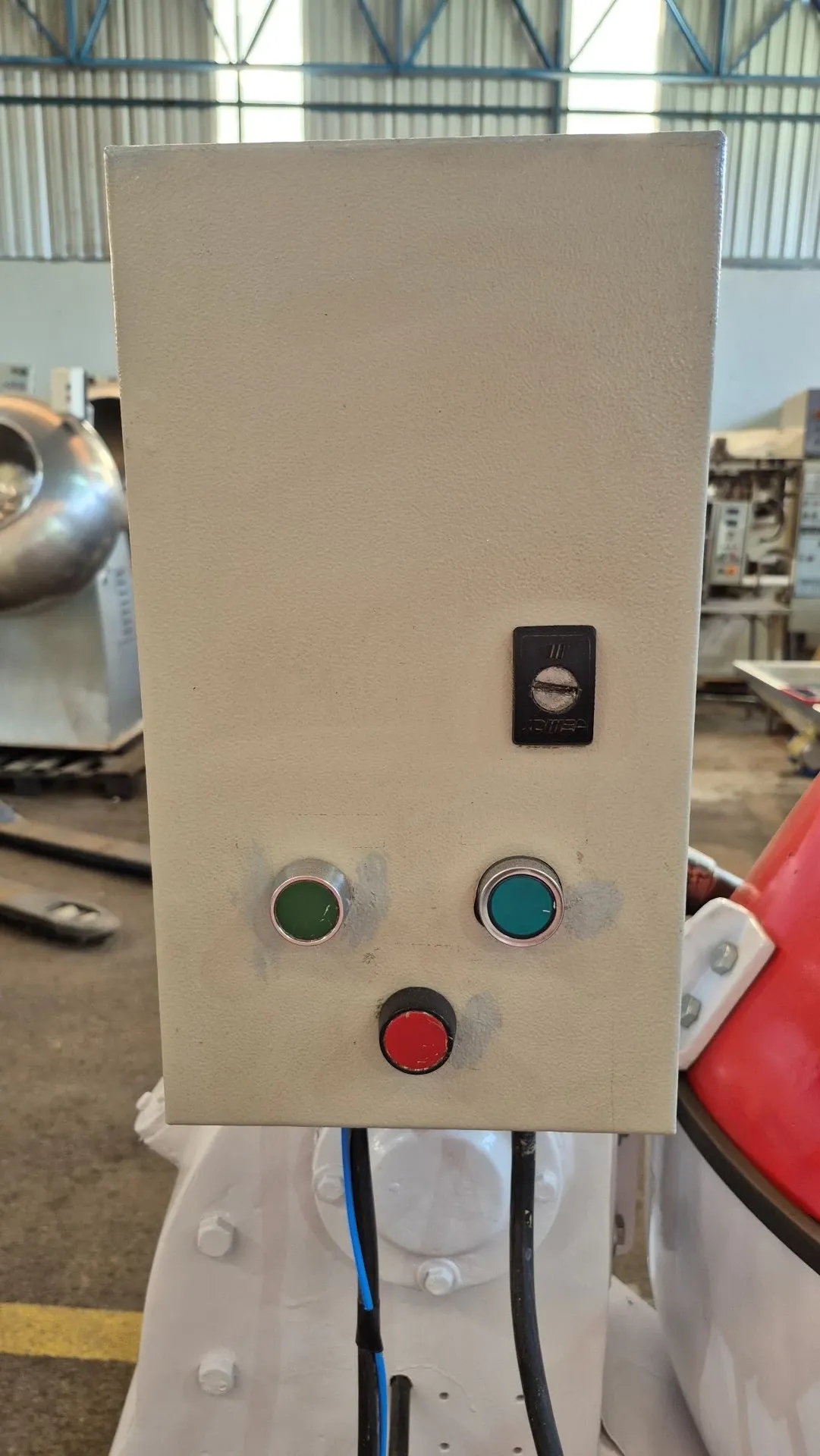 amassadeira-em-aco-carbono-com-batedor-tipo-gancho-capacidade-aproximada-100-litros