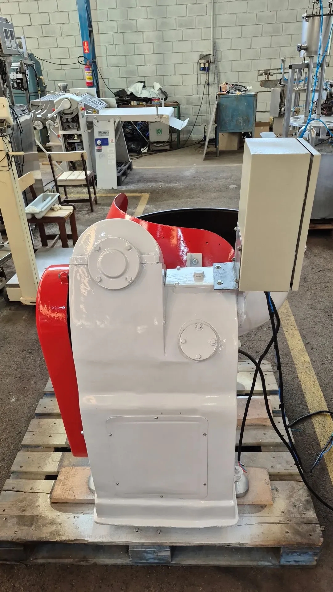 amassadeira-em-aco-carbono-com-batedor-tipo-gancho-capacidade-aproximada-100-litros