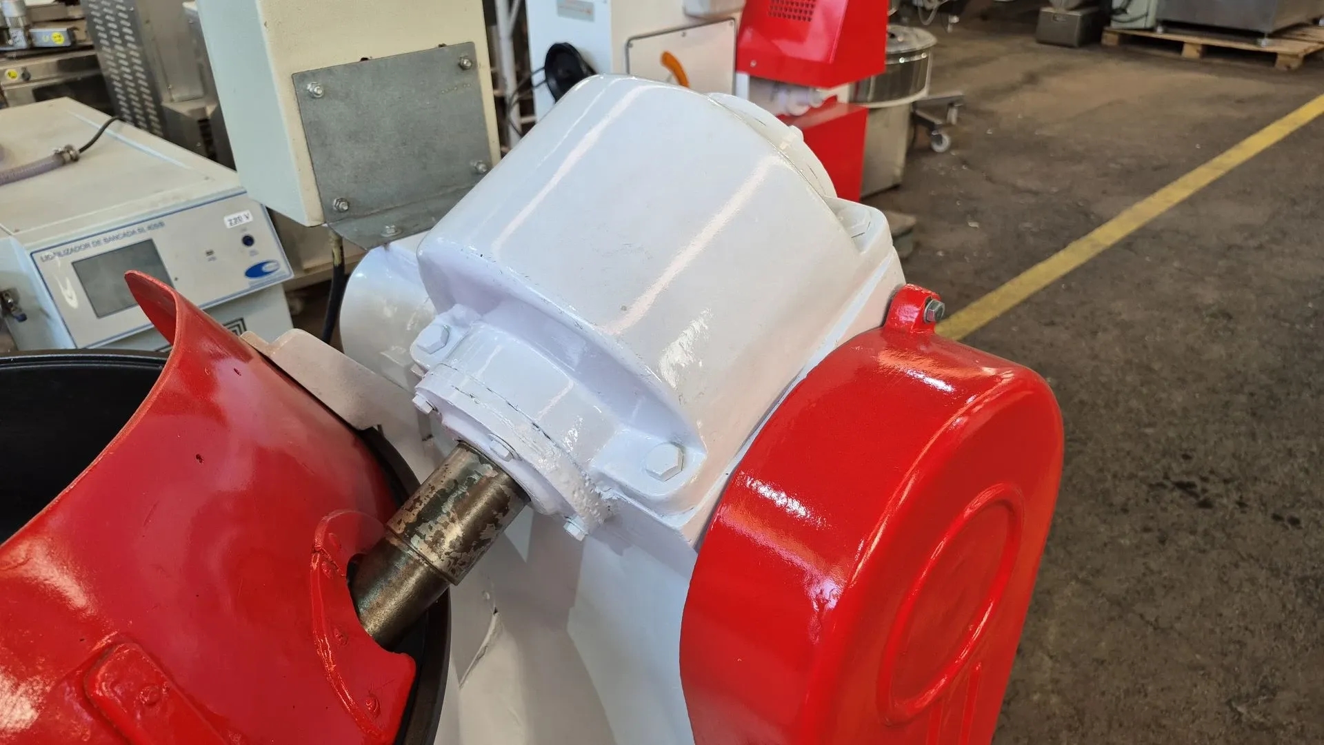 amassadeira-em-aco-carbono-com-batedor-tipo-gancho-capacidade-aproximada-100-litros