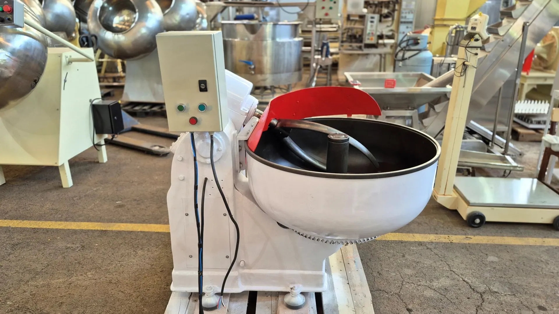 amassadeira-em-aco-carbono-com-batedor-tipo-gancho-capacidade-aproximada-100-litros