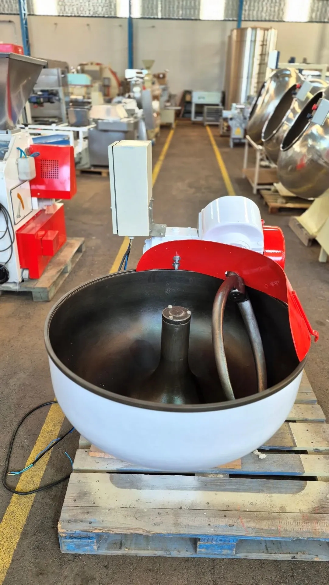 amassadeira-em-aco-carbono-com-batedor-tipo-gancho-capacidade-aproximada-100-litros