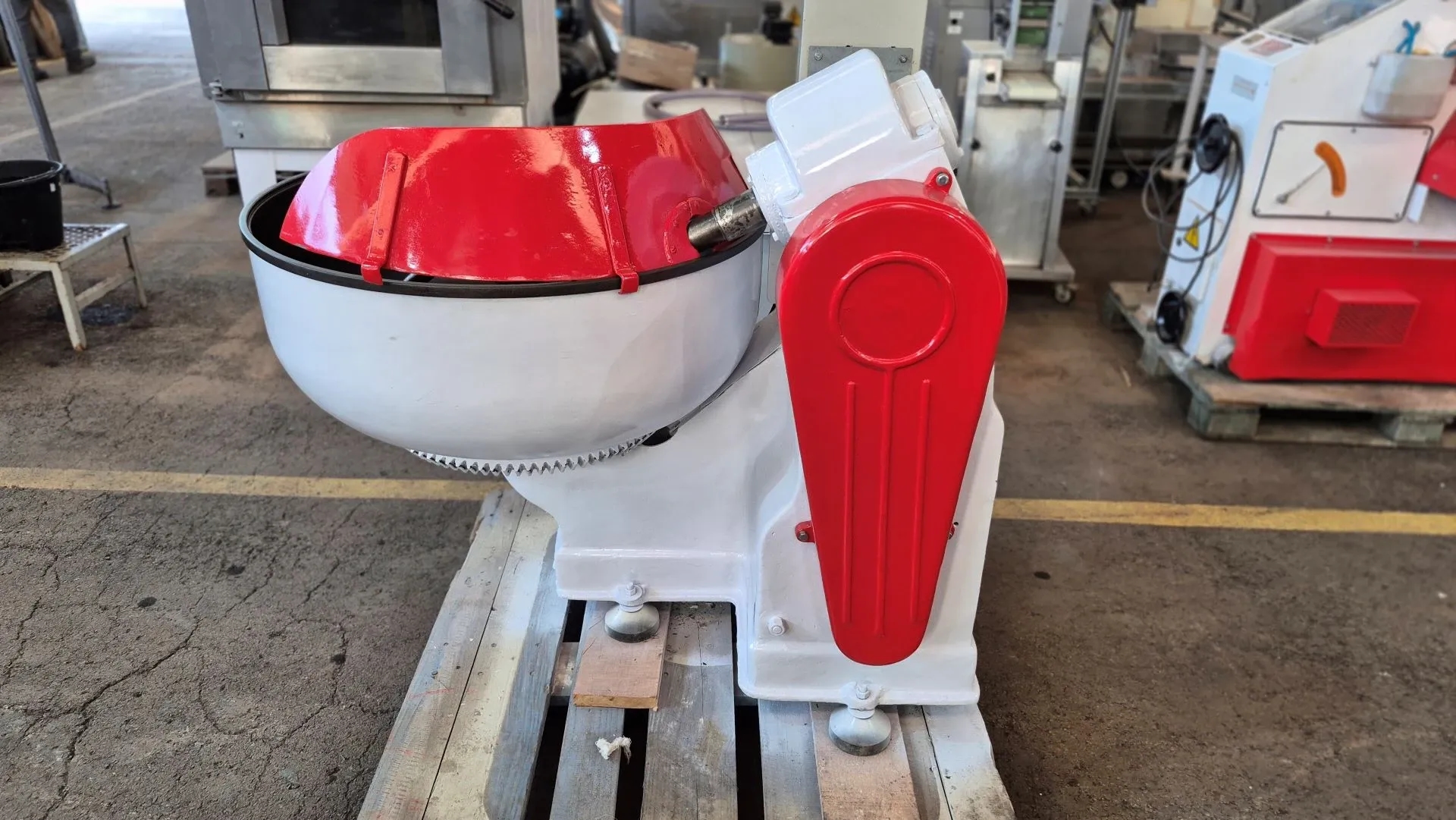 amassadeira-em-aco-carbono-com-batedor-tipo-gancho-capacidade-aproximada-100-litros