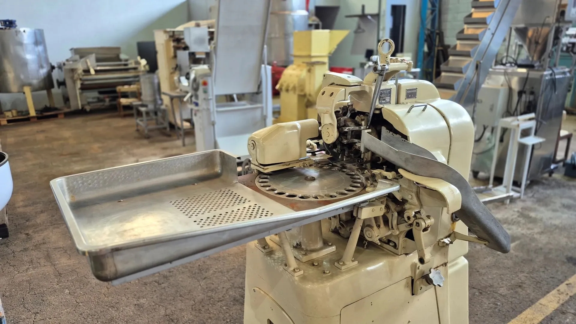 embaladora-de-dupla-torcao-para-balas-de-banana-bombons-balas-trufas-e-outros