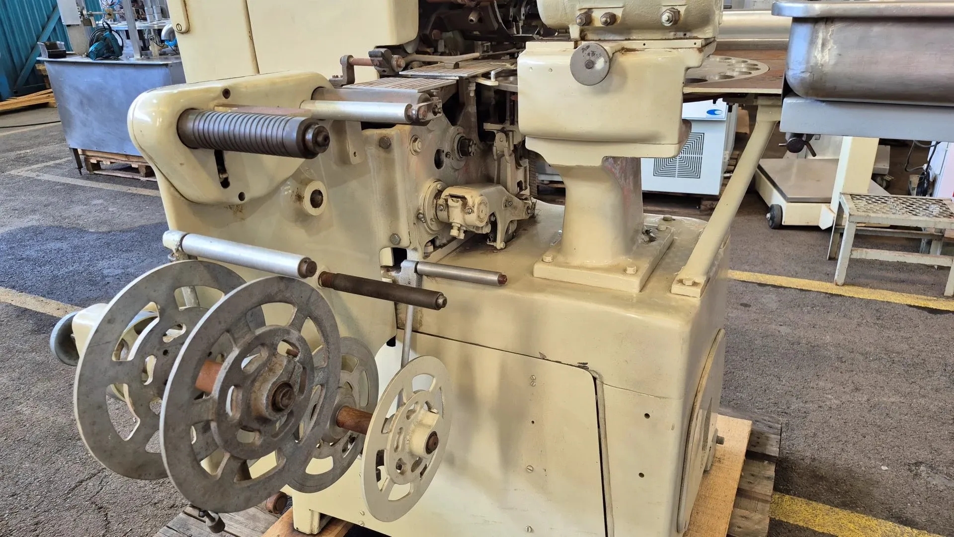 embaladora-de-dupla-torcao-para-balas-de-banana-bombons-balas-trufas-e-outros