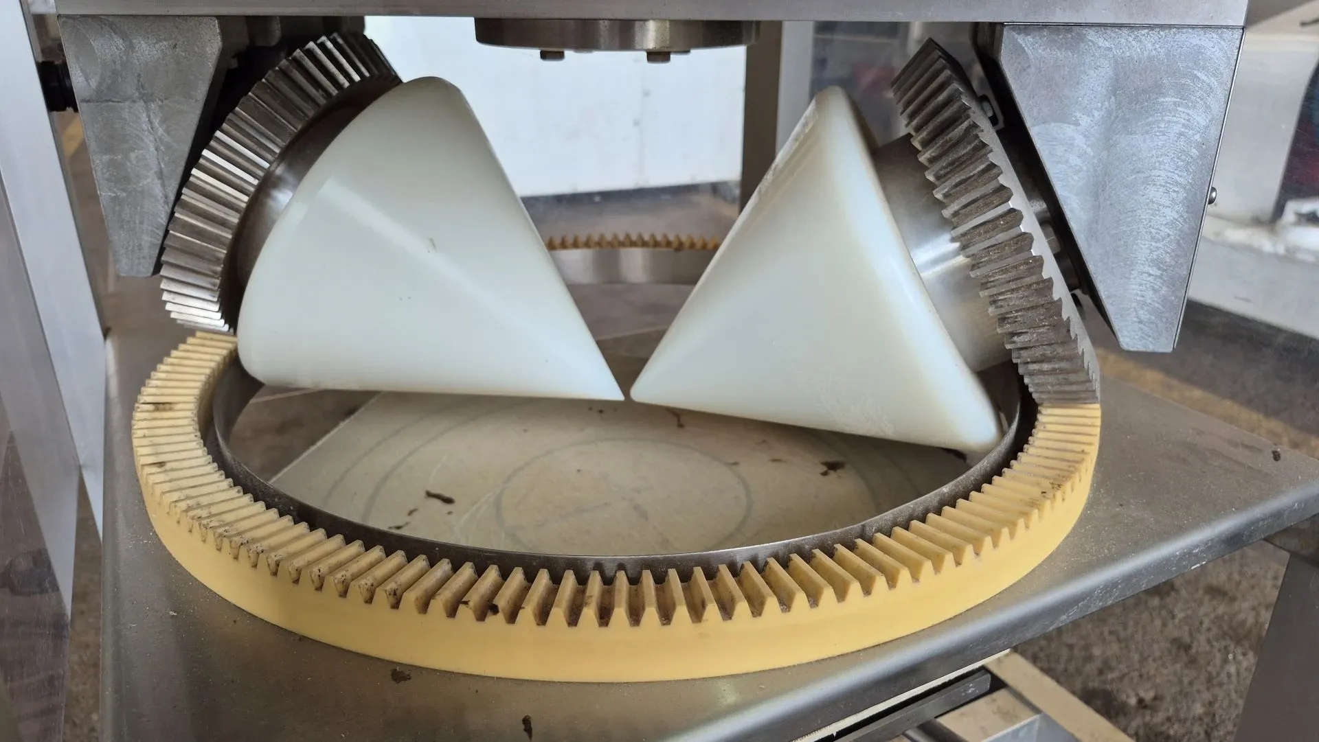 abridora-de-massa-de-pizza-marca-rheon-modelo-pizza-spinner-pm-001