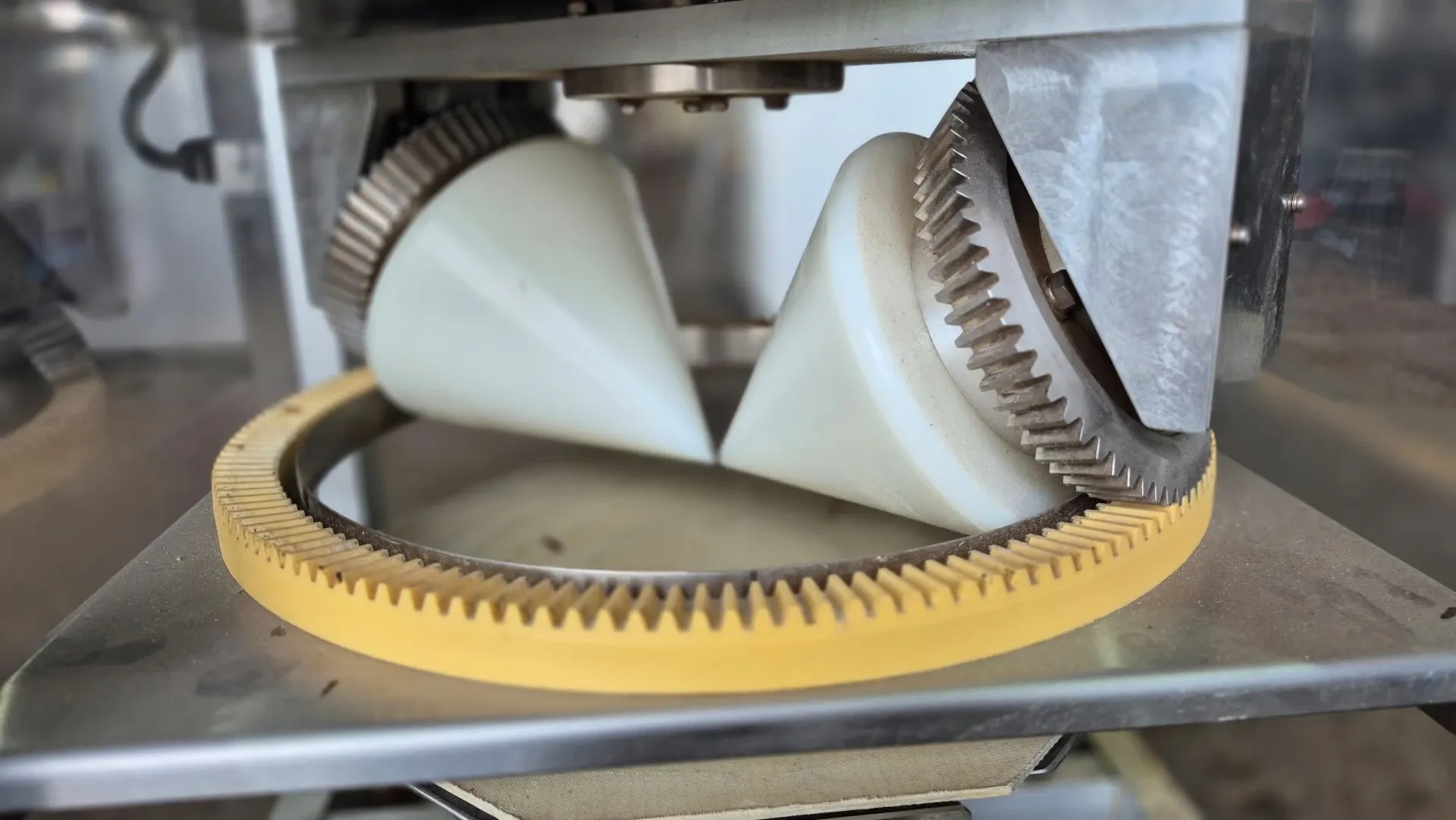 abridora-de-massa-de-pizza-marca-rheon-modelo-pizza-spinner-pm-001