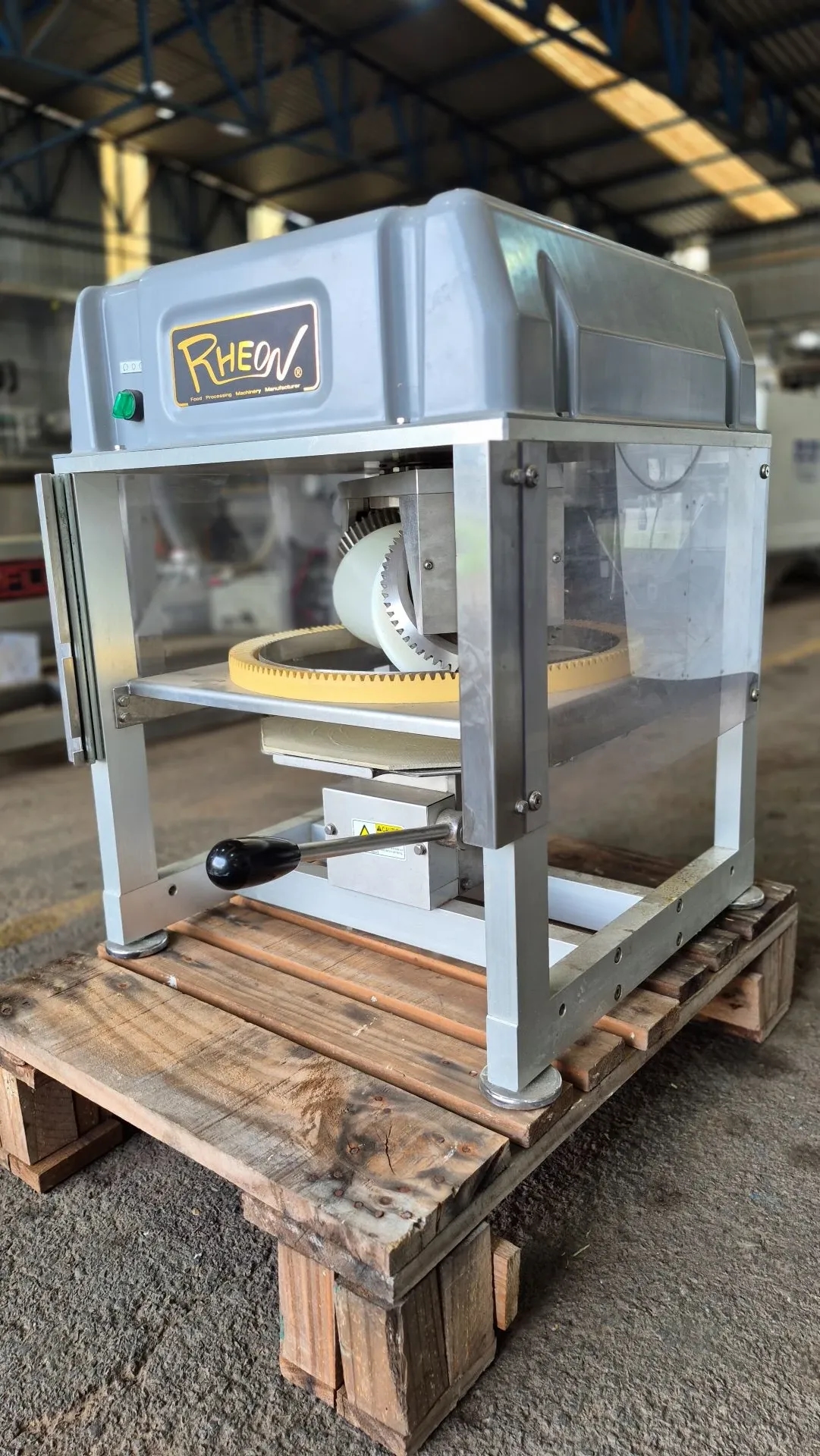 abridora-de-massa-de-pizza-marca-rheon-modelo-pizza-spinner-pm-001