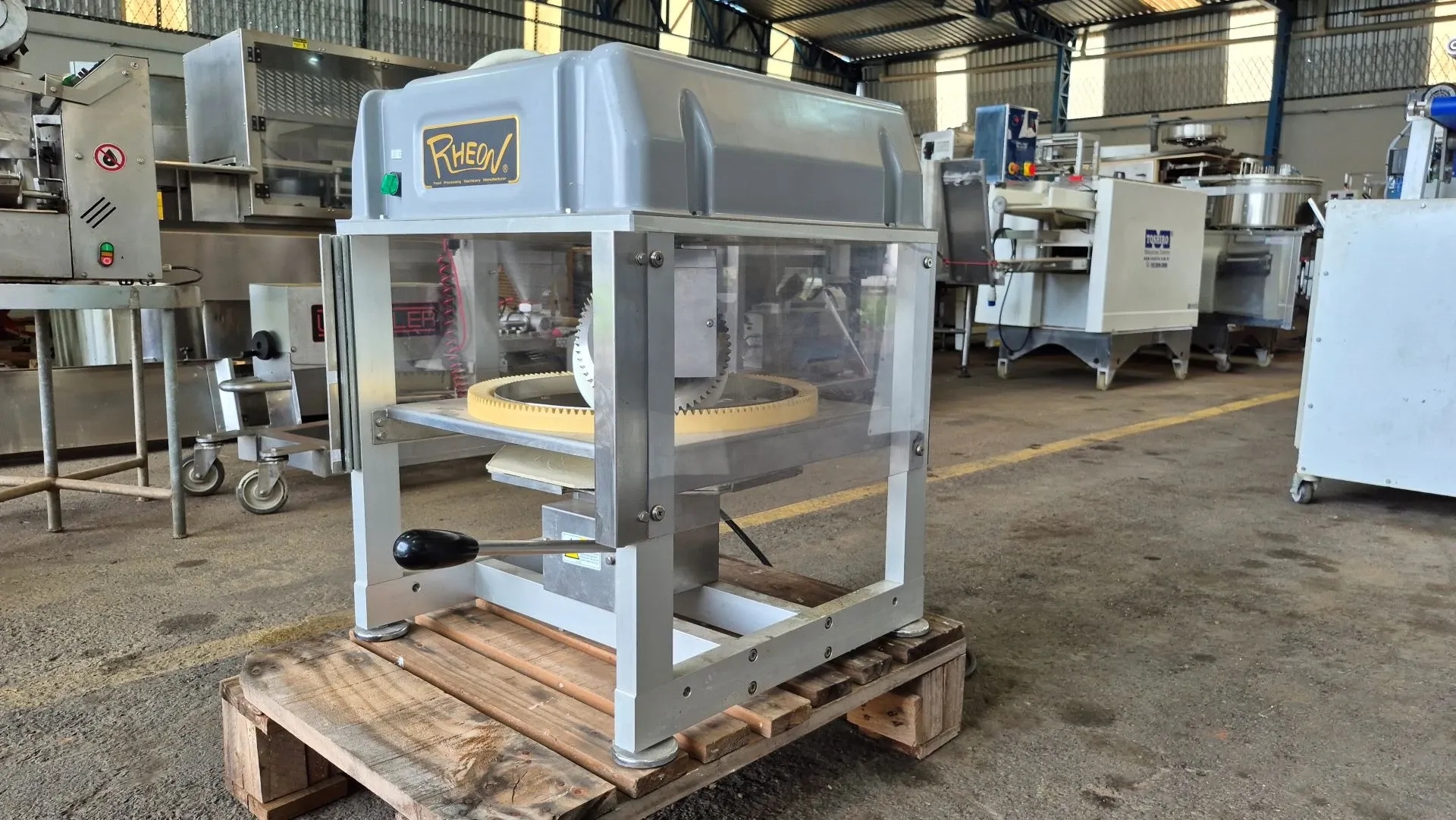 abridora-de-massa-de-pizza-marca-rheon-modelo-pizza-spinner-pm-001