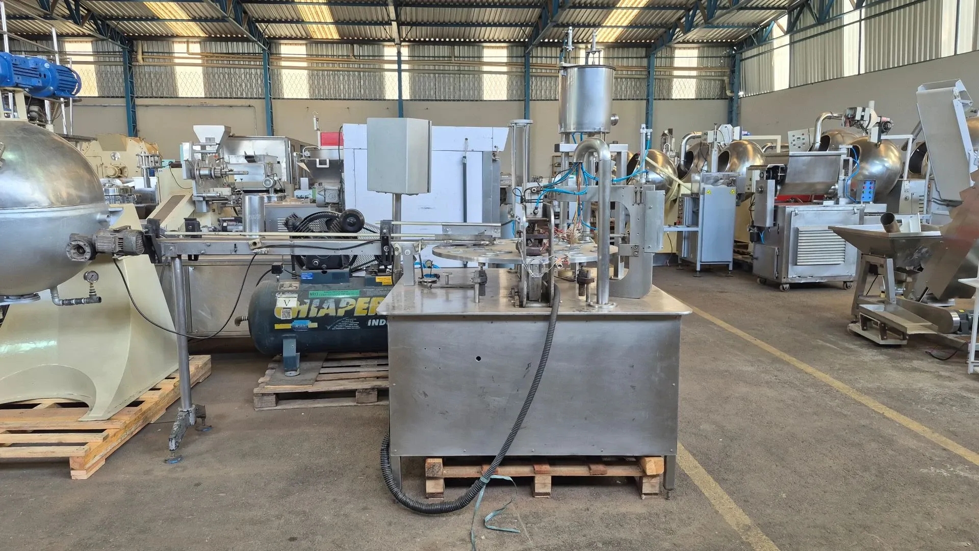 envasadora-dosadora-rotativa-de-liquidos-em-aco-inox-para-potes-e-copos