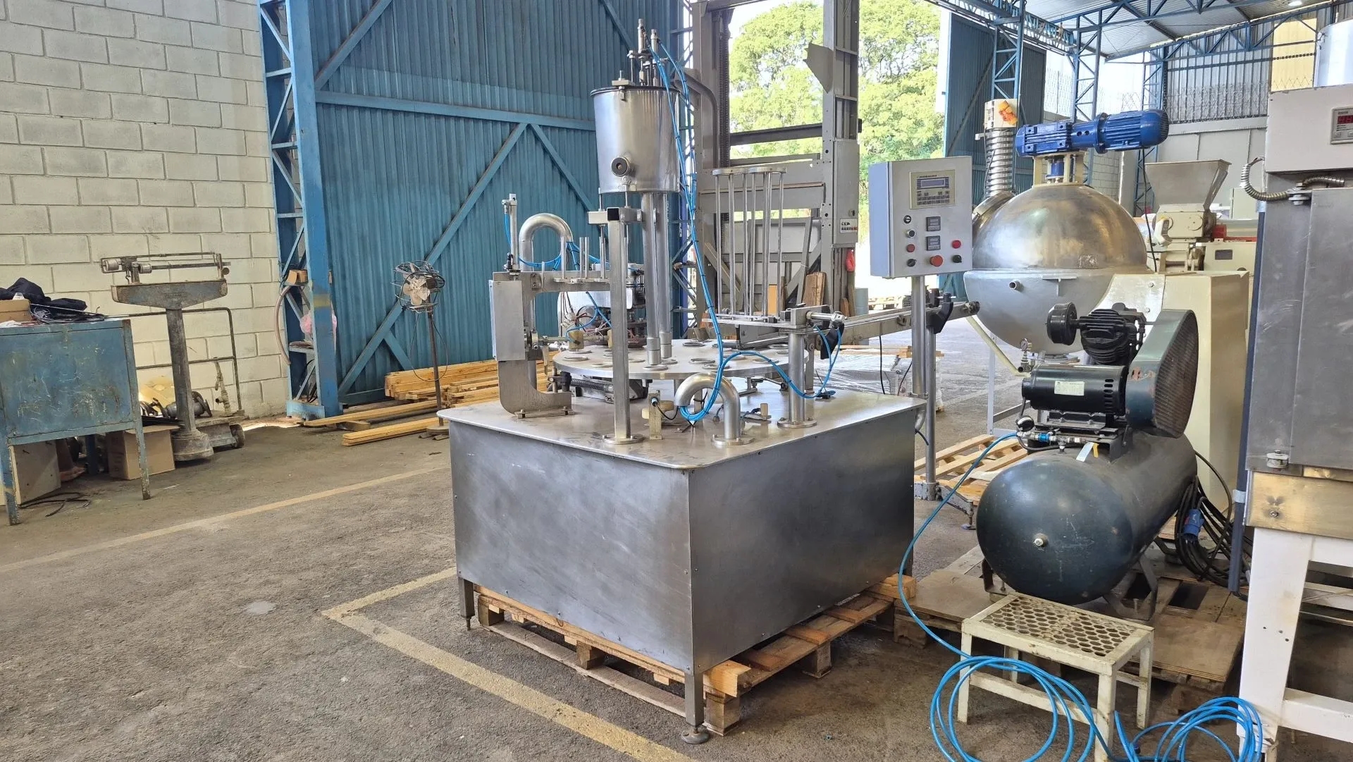 envasadora-dosadora-rotativa-de-liquidos-em-aco-inox-para-potes-e-copos