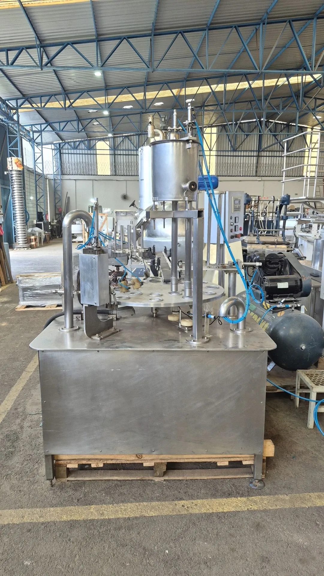 envasadora-dosadora-rotativa-de-liquidos-em-aco-inox-para-potes-e-copos