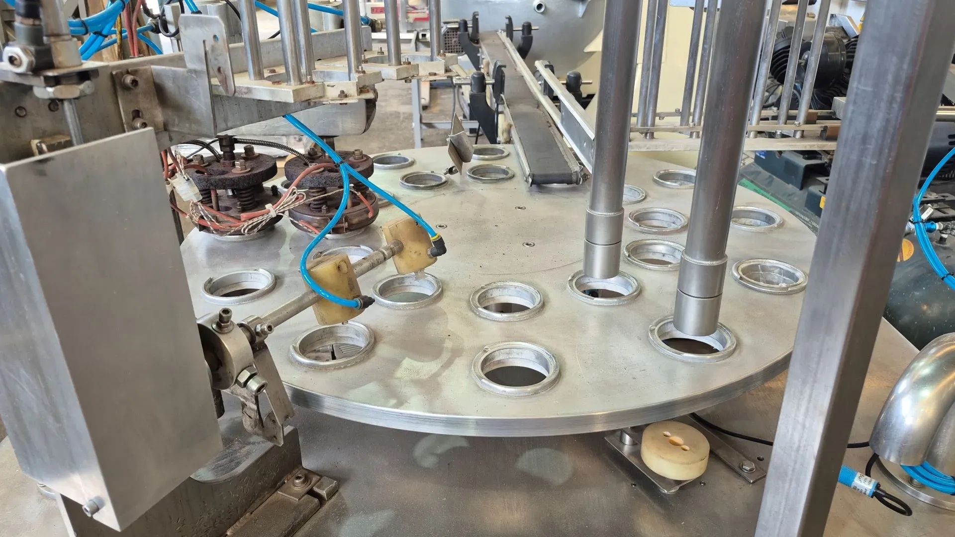 envasadora-dosadora-rotativa-de-liquidos-em-aco-inox-para-potes-e-copos