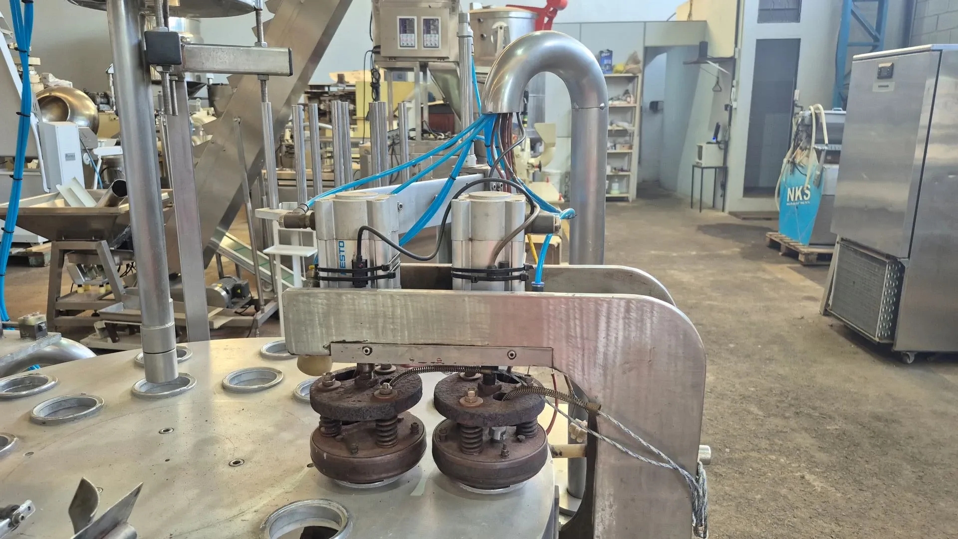 envasadora-dosadora-rotativa-de-liquidos-em-aco-inox-para-potes-e-copos