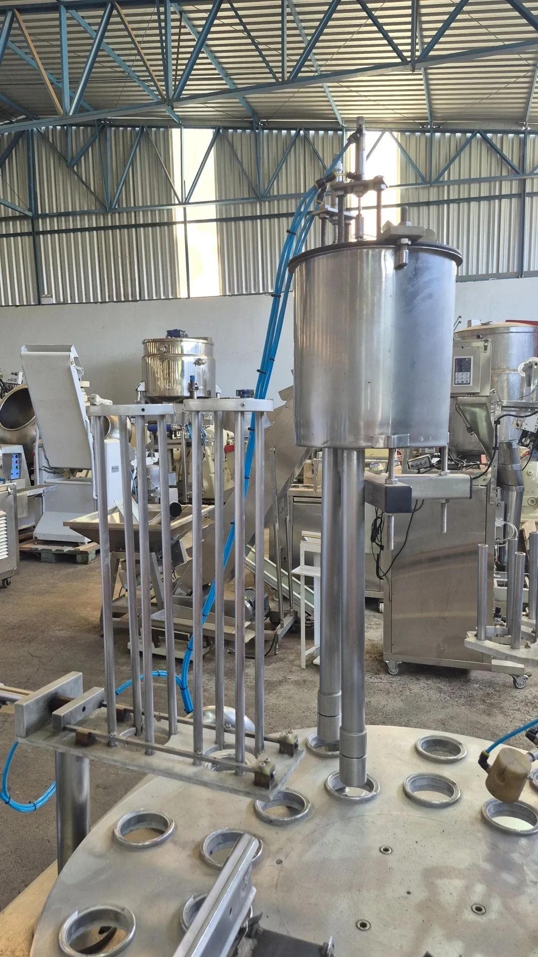 envasadora-dosadora-rotativa-de-liquidos-em-aco-inox-para-potes-e-copos