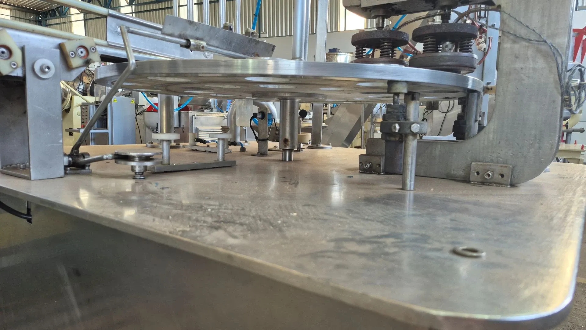 envasadora-dosadora-rotativa-de-liquidos-em-aco-inox-para-potes-e-copos