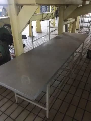 Mesa Industrial em Mármore com Tampo em Inox