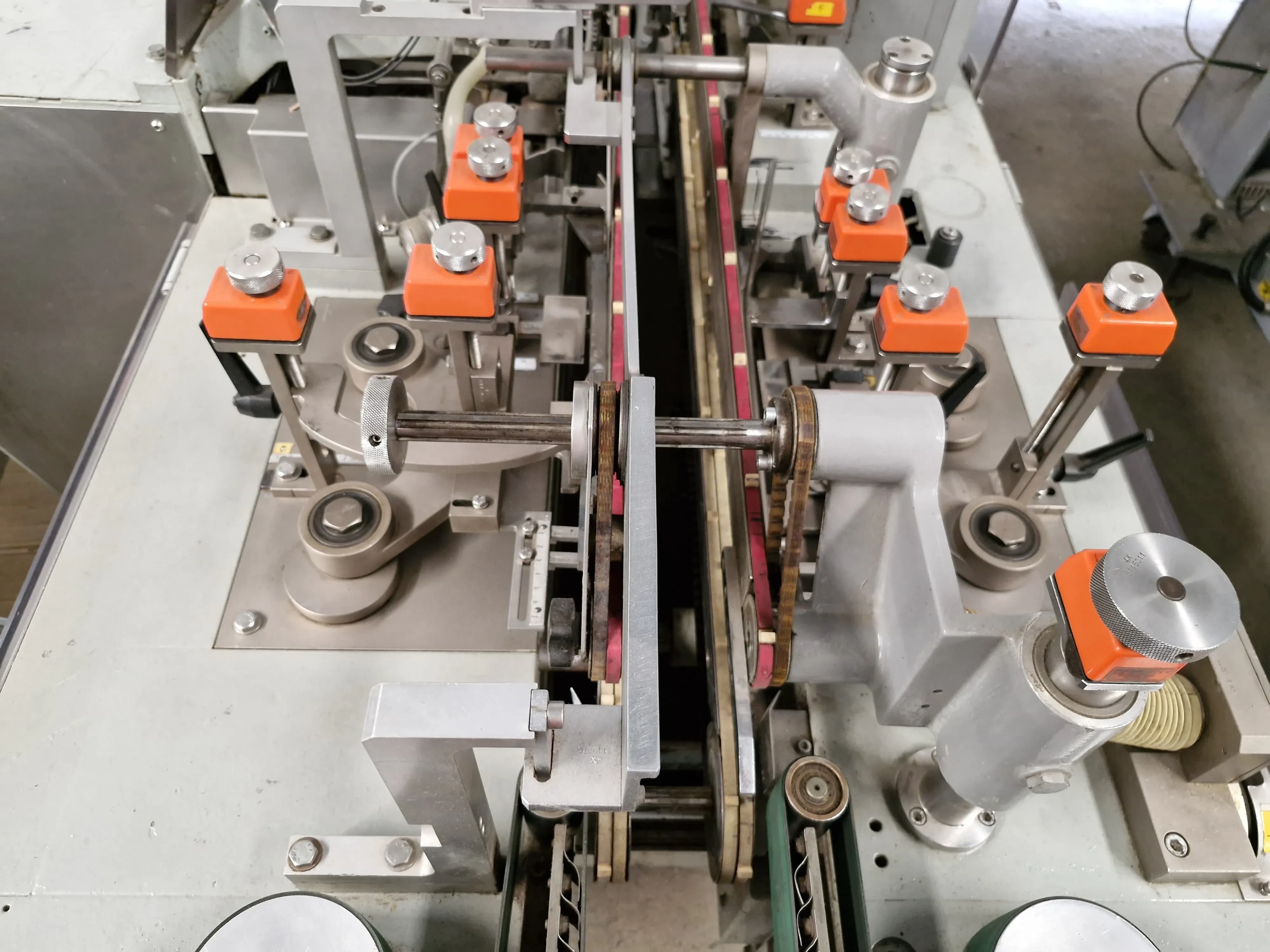 encartuchadeira-horizontal-automatica-para-frascos-plasticos-vidros-com-bula-marca-ima