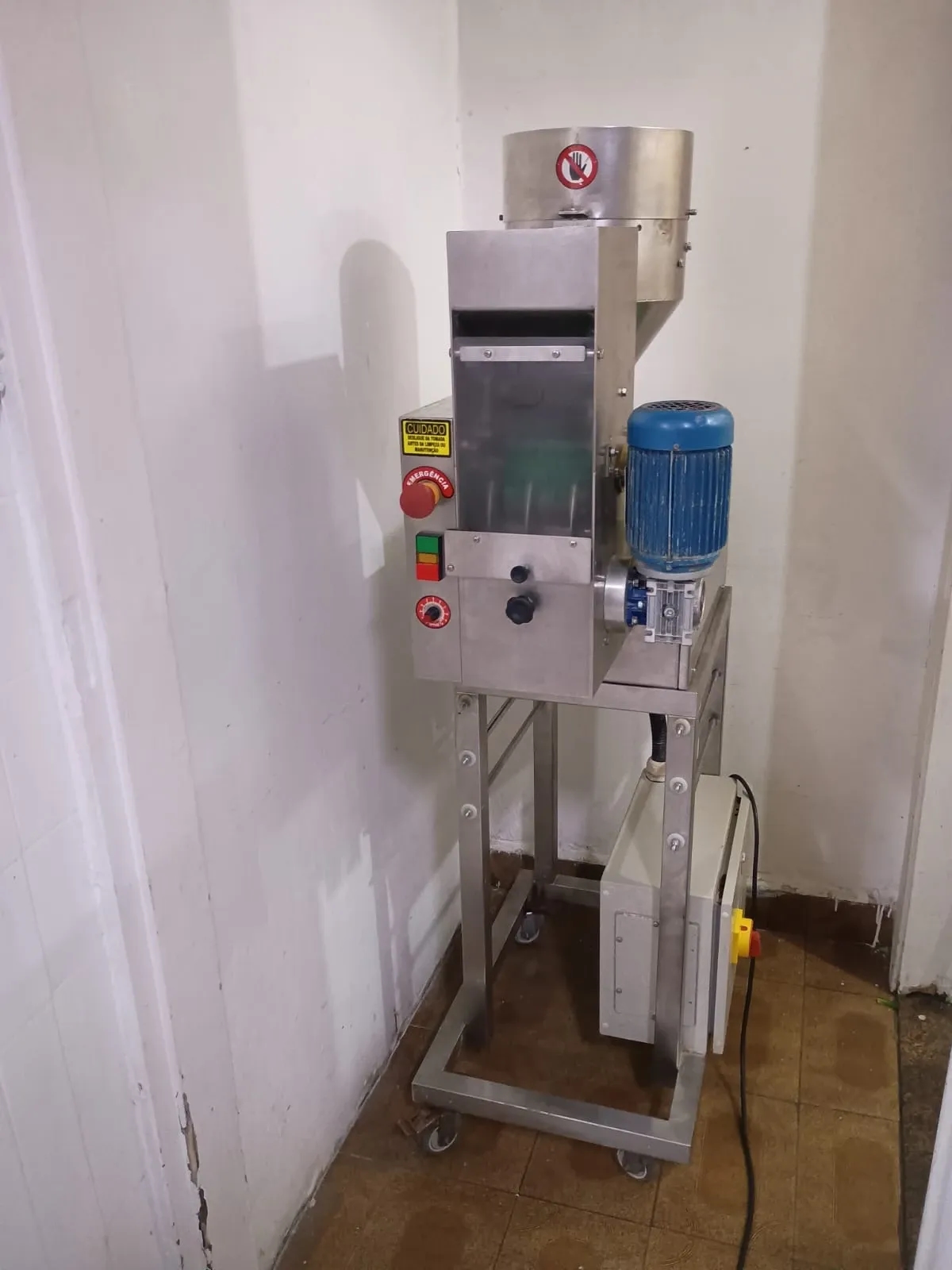 maquina-para-fabricacao-de-nhoque-nhoqueira-italvisa-f2-ate-60-kg-hora