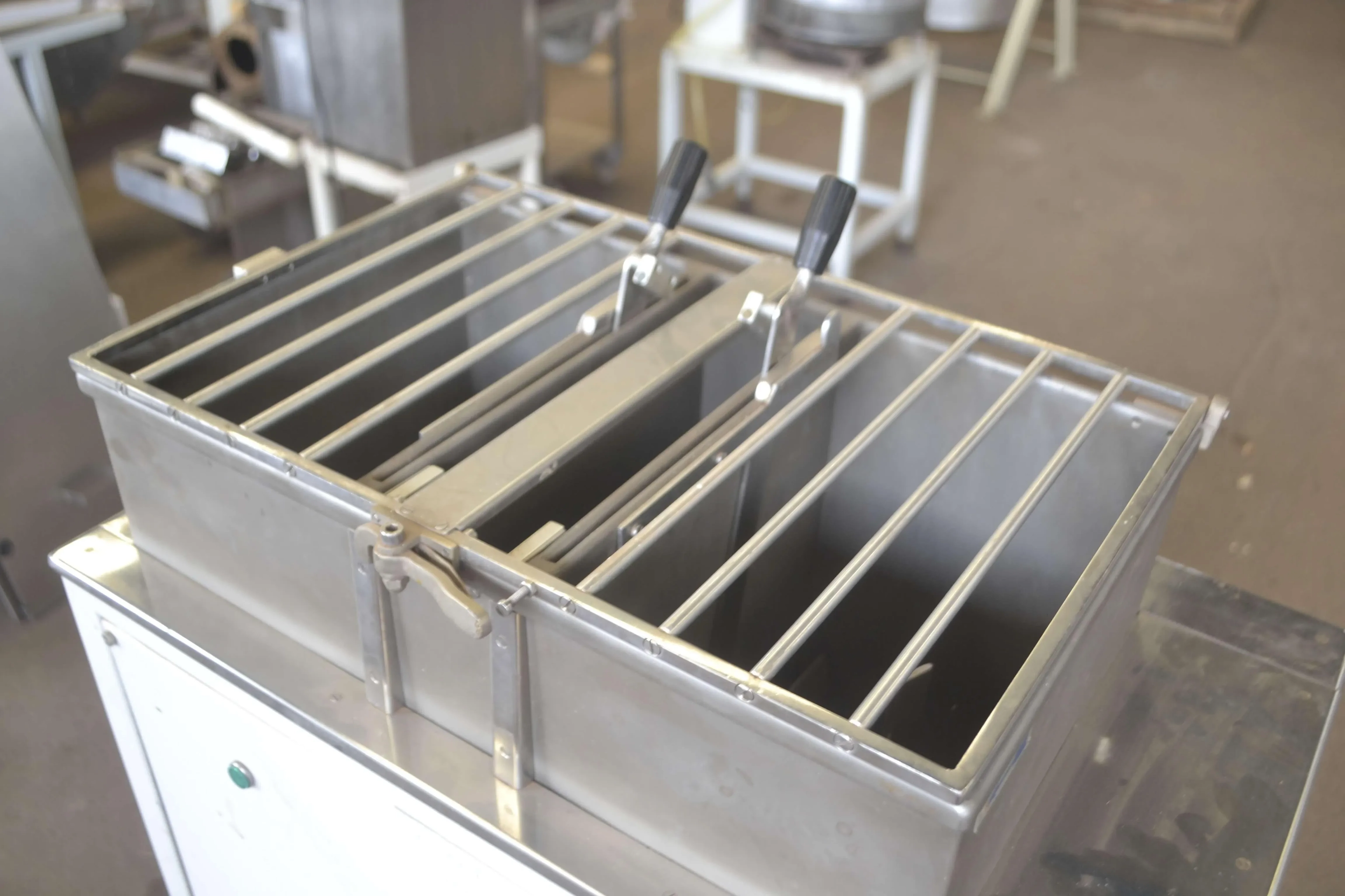 masseira-esfolhadeira-e-extrusora-capacidade-25-kg-hora-marca-pama-roma