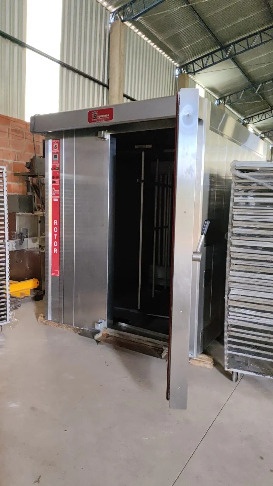 forno-rotativo-a-gas-em-inox-com-carrinho-duplo-marca-supremax