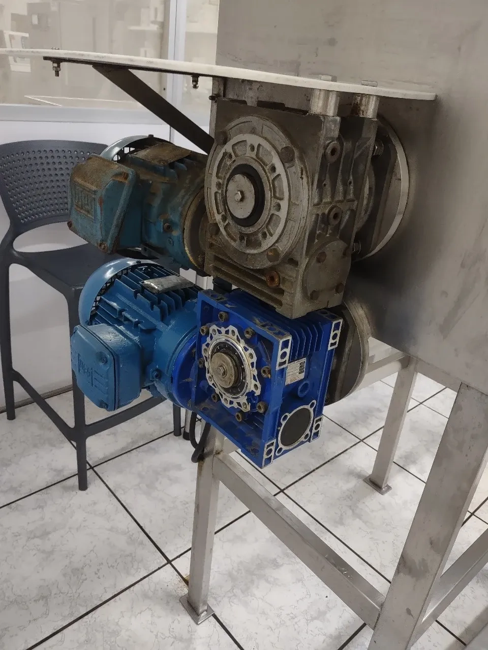 envasadora-dosadora-pesadora-com-misturador-horizontal-de-pas-em-aco-inox-capacidade-120-kg-marca-peres-and-canheiro