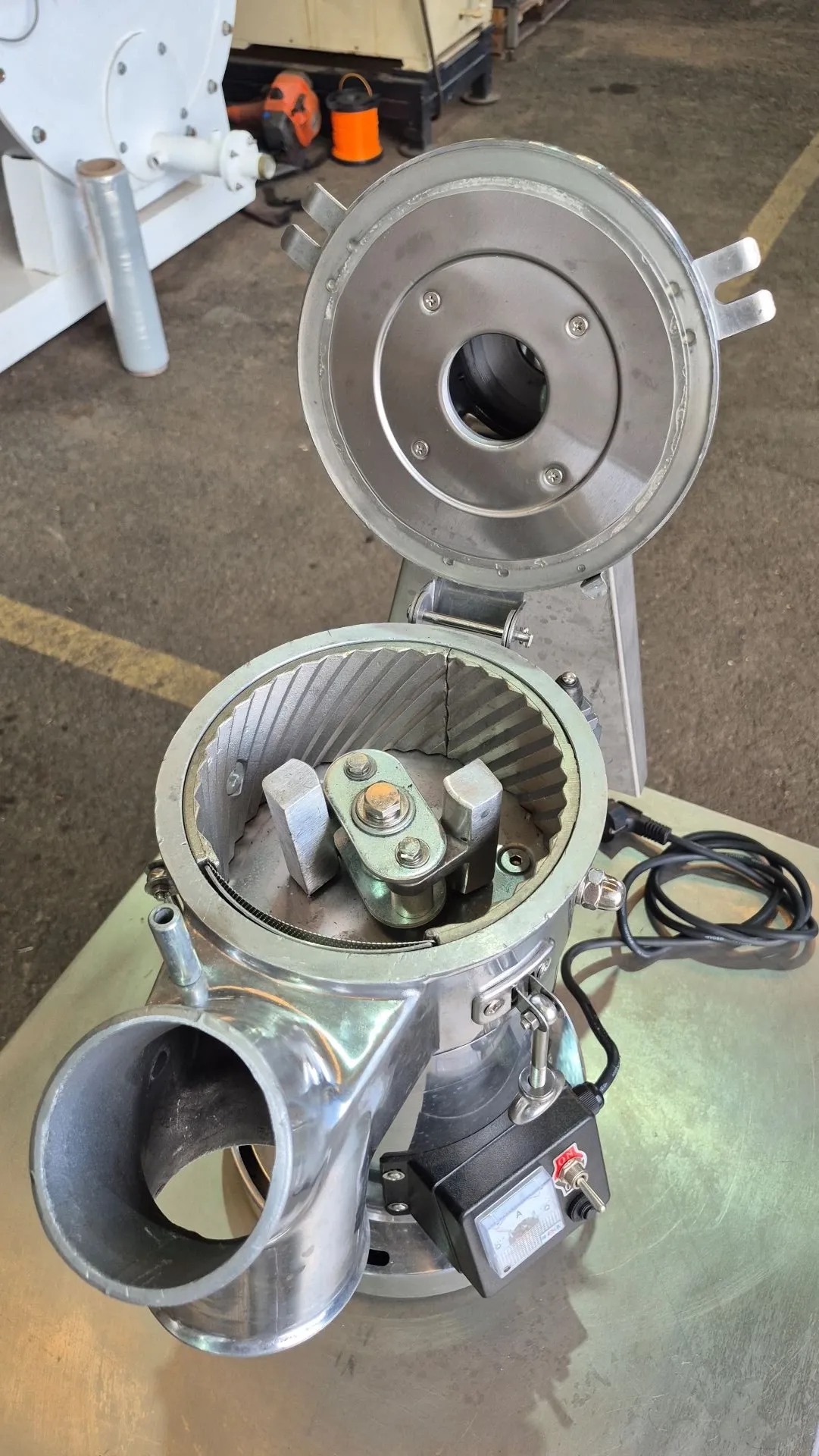 moinho-martelos-moedor-acucar-automatico-continuo-modelo-df-15-capacidade-15-kg-h