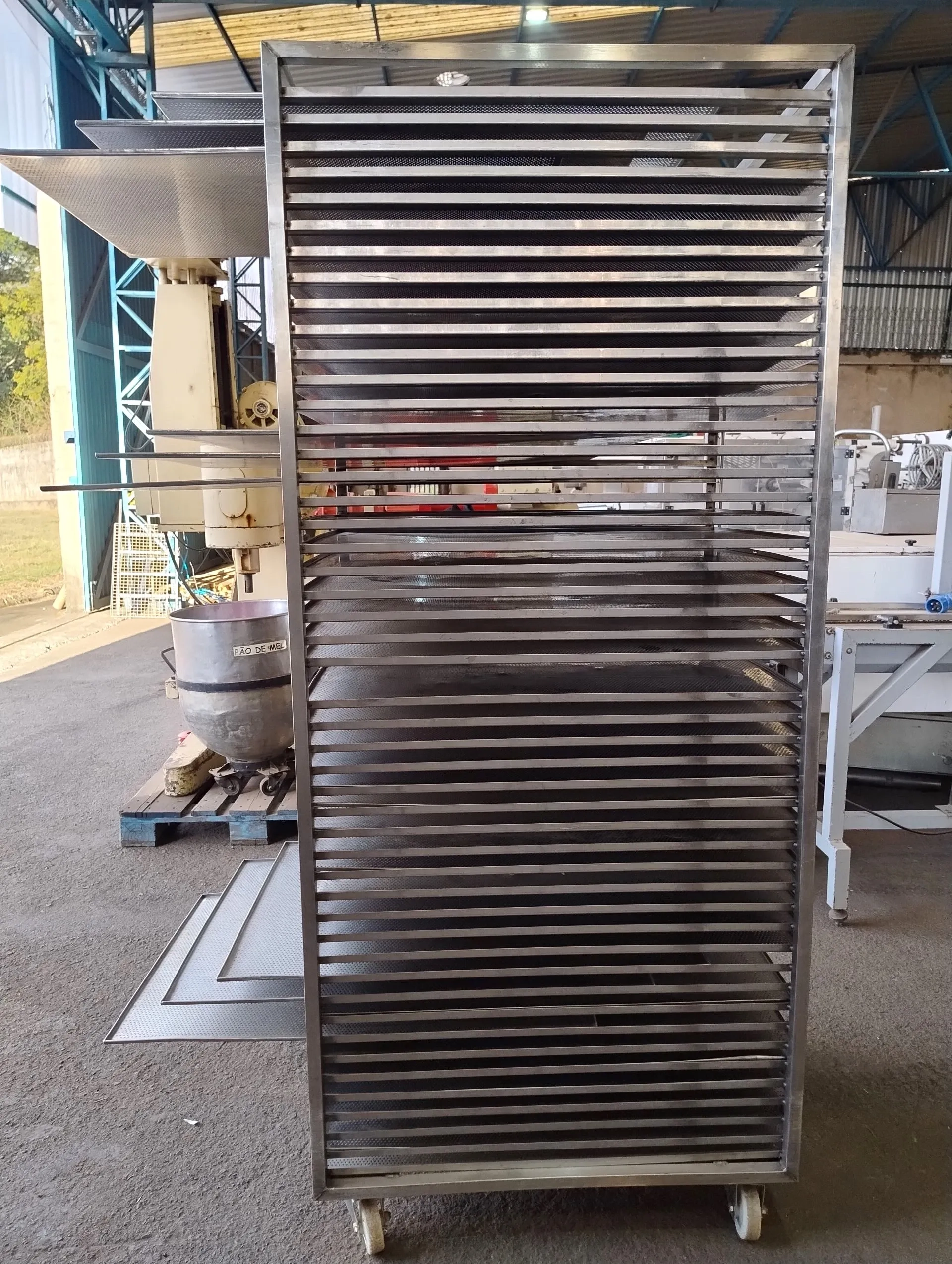 carrinho-aberto-para-transporte-resfriamento-e-descanso-de-alimentos-em-aco-inox-com-rodizios