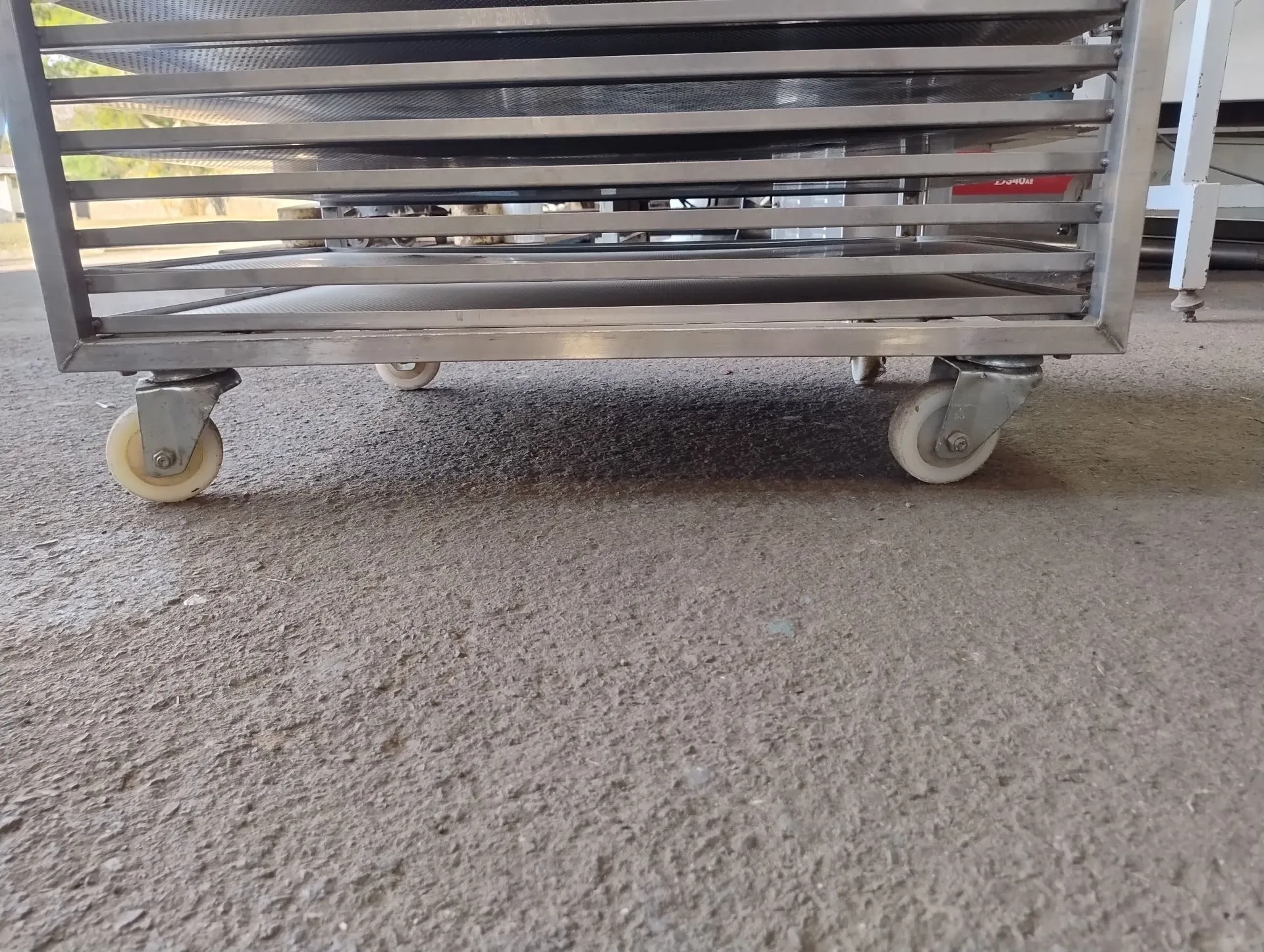 carrinho-aberto-para-transporte-resfriamento-e-descanso-de-alimentos-em-aco-inox-com-rodizios