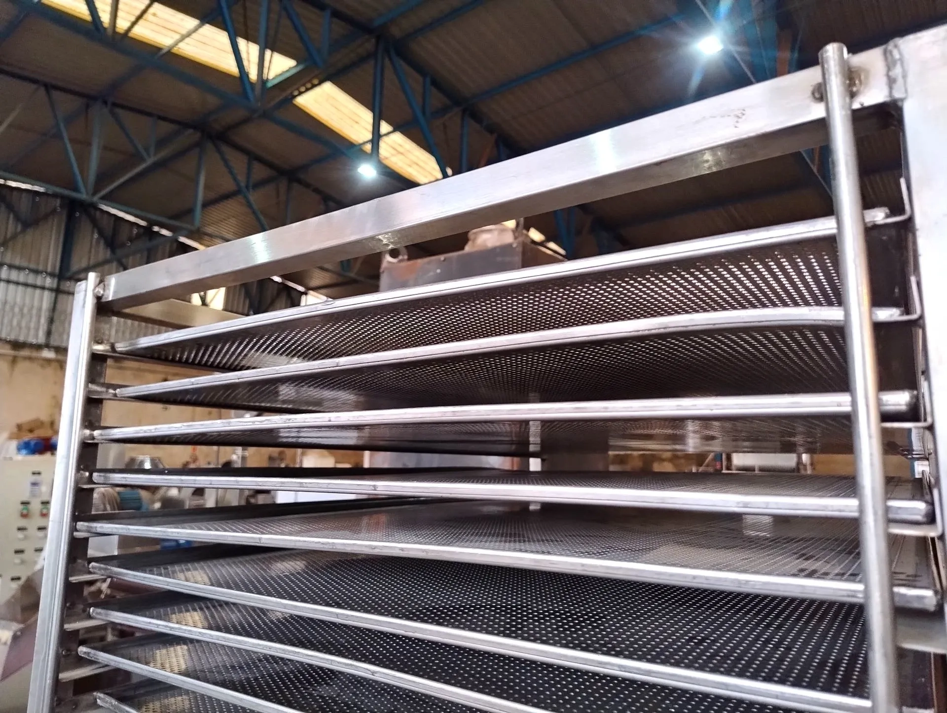 carrinho-aberto-para-transporte-resfriamento-e-descanso-de-alimentos-em-aco-inox-com-rodizios