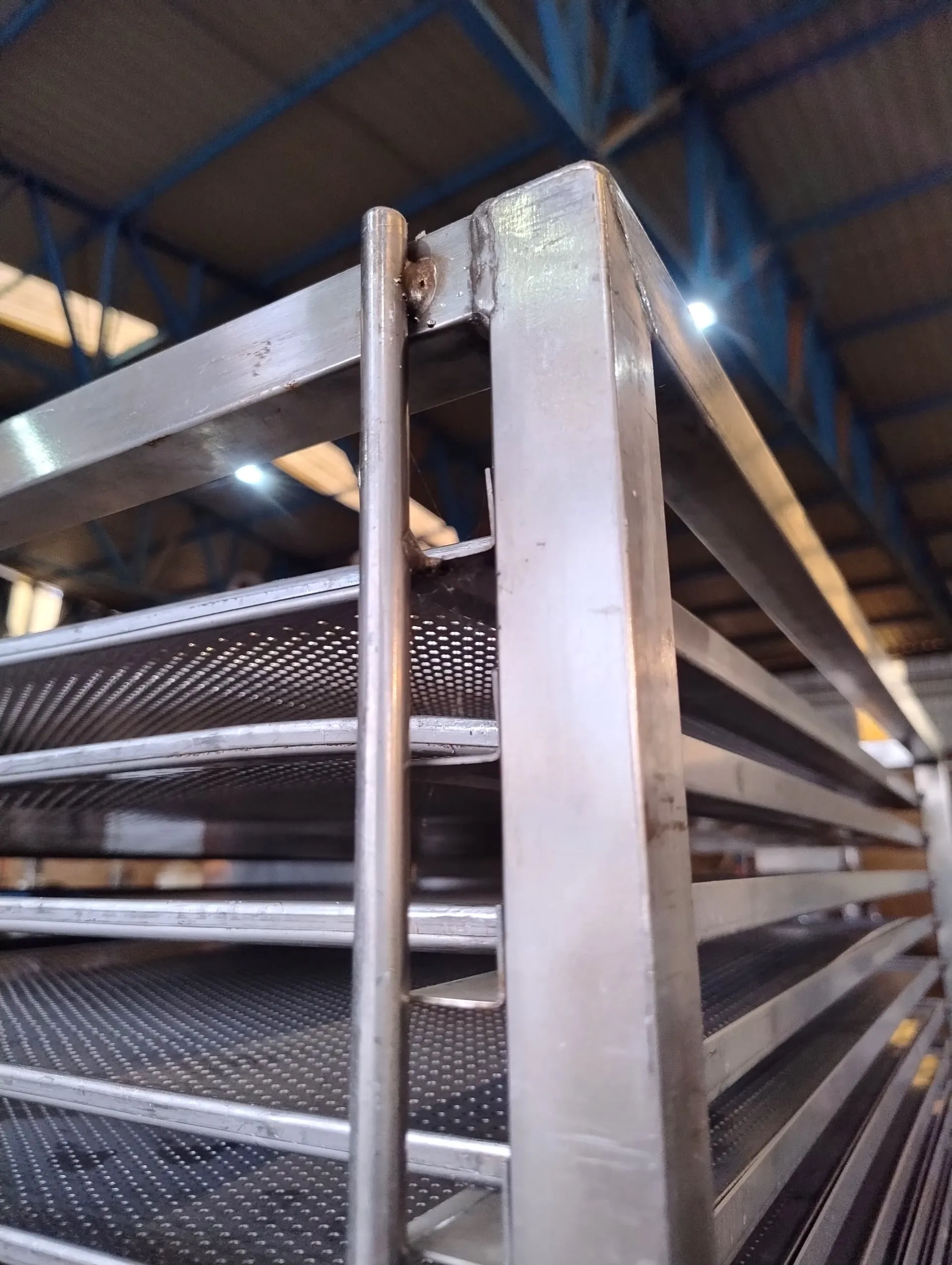 carrinho-aberto-para-transporte-resfriamento-e-descanso-de-alimentos-em-aco-inox-com-rodizios