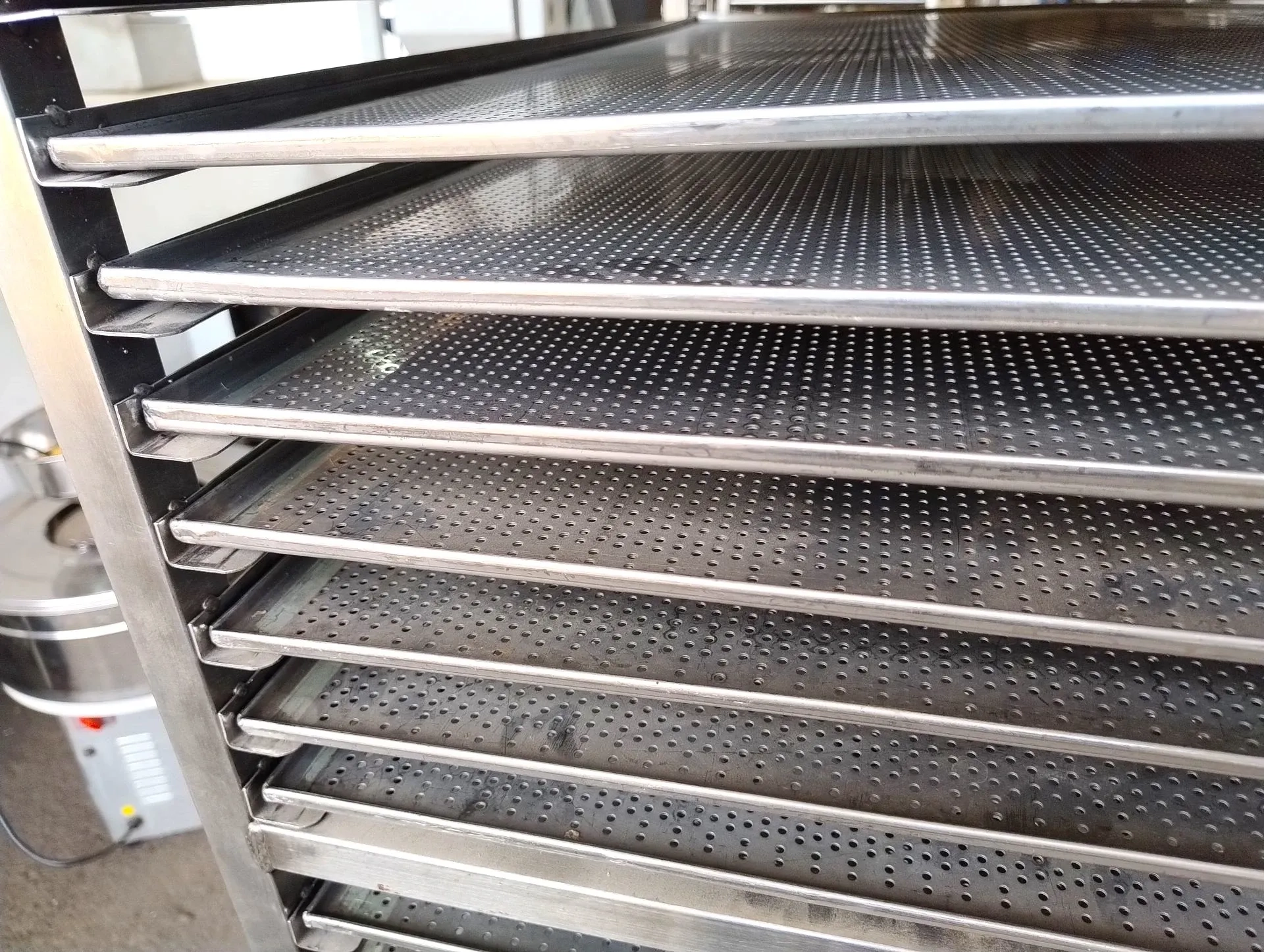 carrinho-aberto-para-transporte-resfriamento-e-descanso-de-alimentos-em-aco-inox-com-rodizios