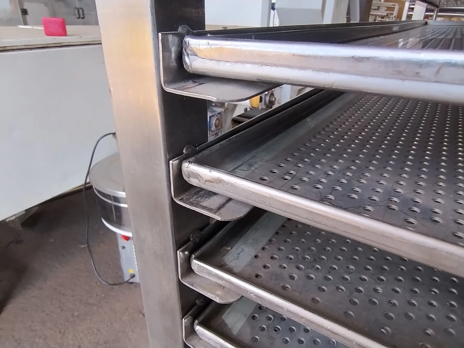 carrinho-aberto-para-transporte-resfriamento-e-descanso-de-alimentos-em-aco-inox-com-rodizios