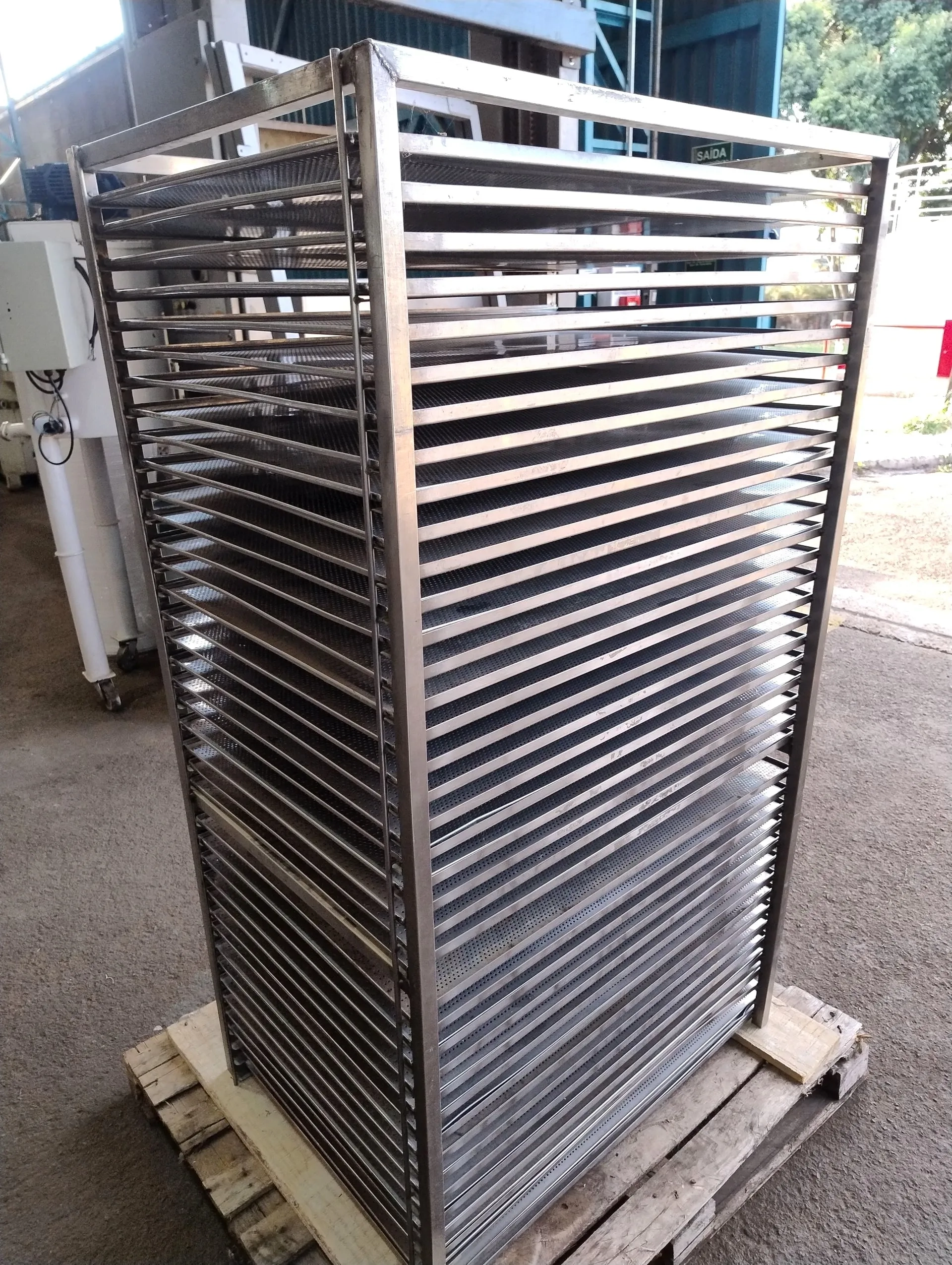 carrinho-aberto-para-transporte-resfriamento-e-descanso-de-alimentos-em-aco-inox