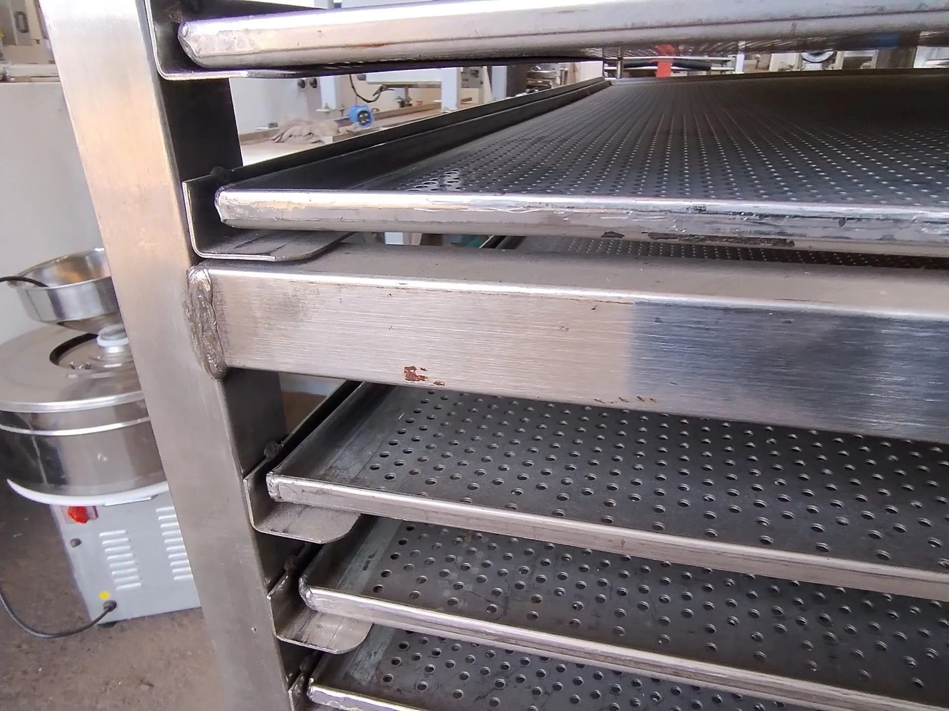 carrinho-aberto-para-transporte-resfriamento-e-descanso-de-alimentos-em-aco-inox-com-rodizios