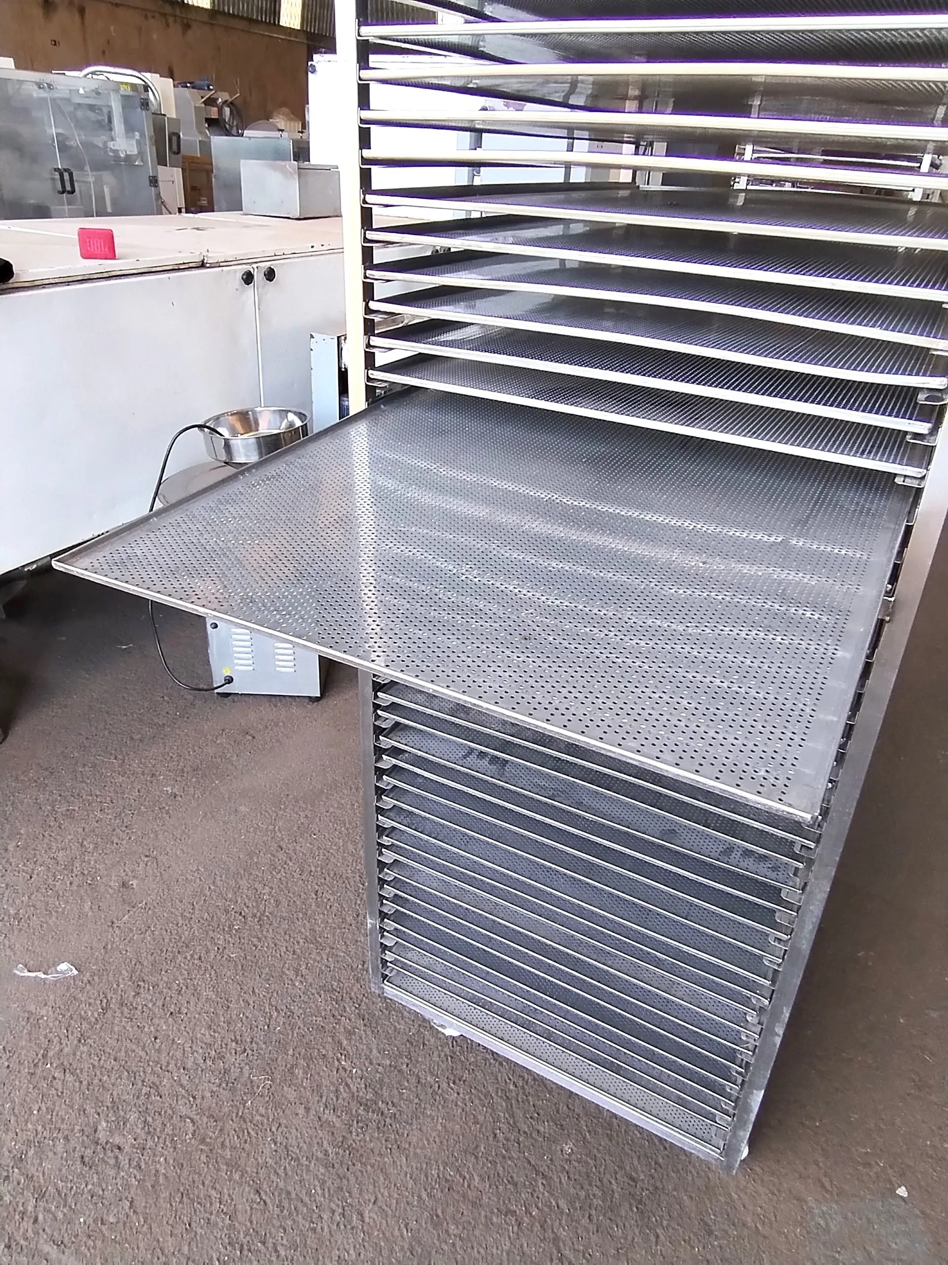 carrinho-aberto-para-transporte-resfriamento-e-descanso-de-alimentos-em-aco-inox-com-rodizios