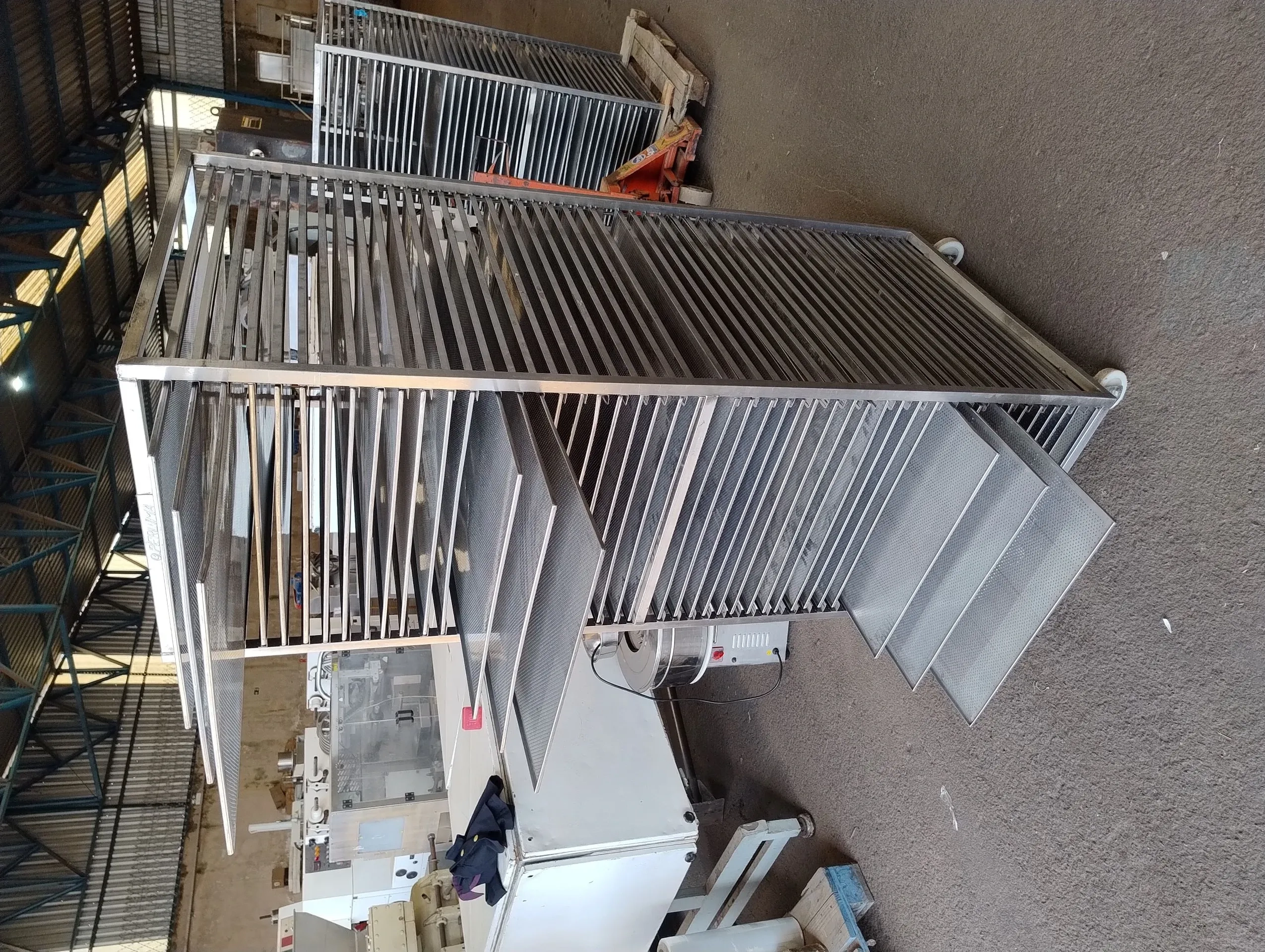 carrinho-aberto-para-transporte-resfriamento-e-descanso-de-alimentos-em-aco-inox-com-rodizios