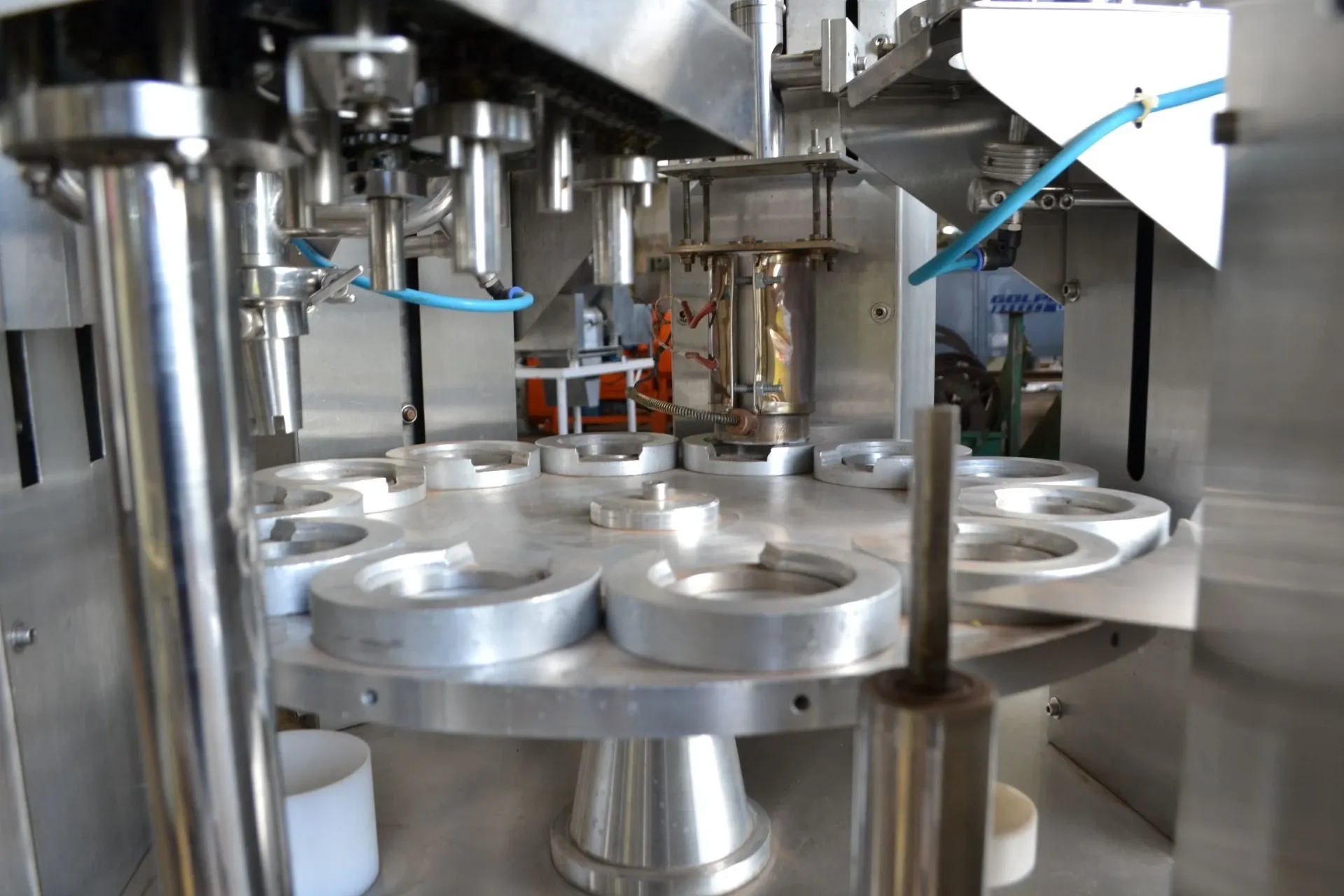 envasadora-automatica-para-potes-plasticos-e-de-vidro-com-fechamento-automatico-marca-ablimak