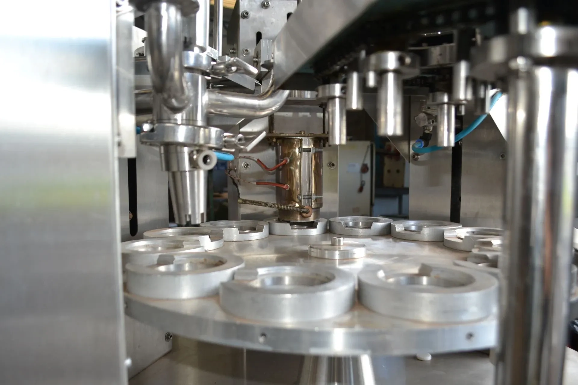 envasadora-automatica-para-potes-plasticos-e-de-vidro-com-fechamento-automatico-marca-ablimak